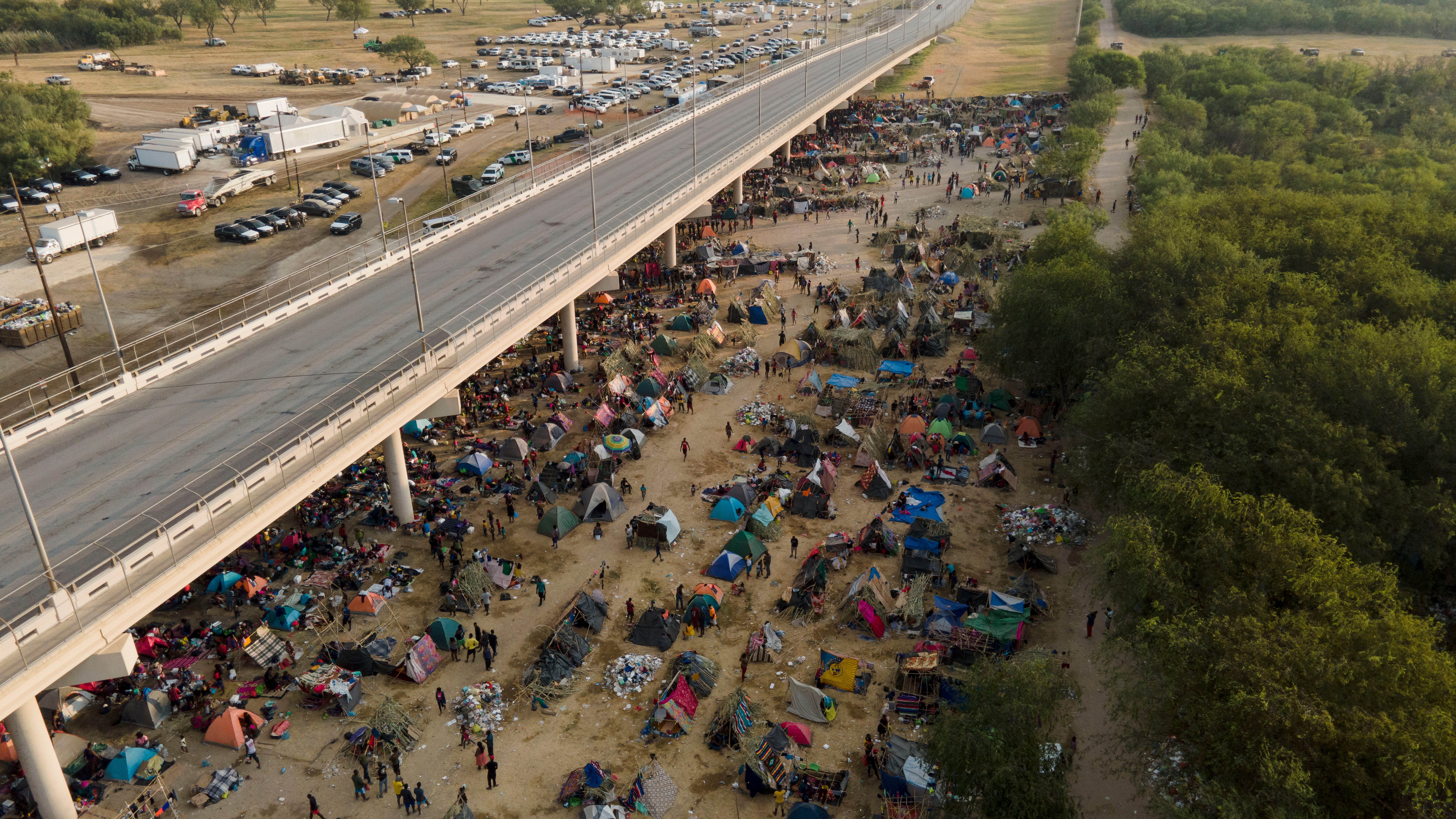 Options shrink for Haitian migrants straddling Texas border