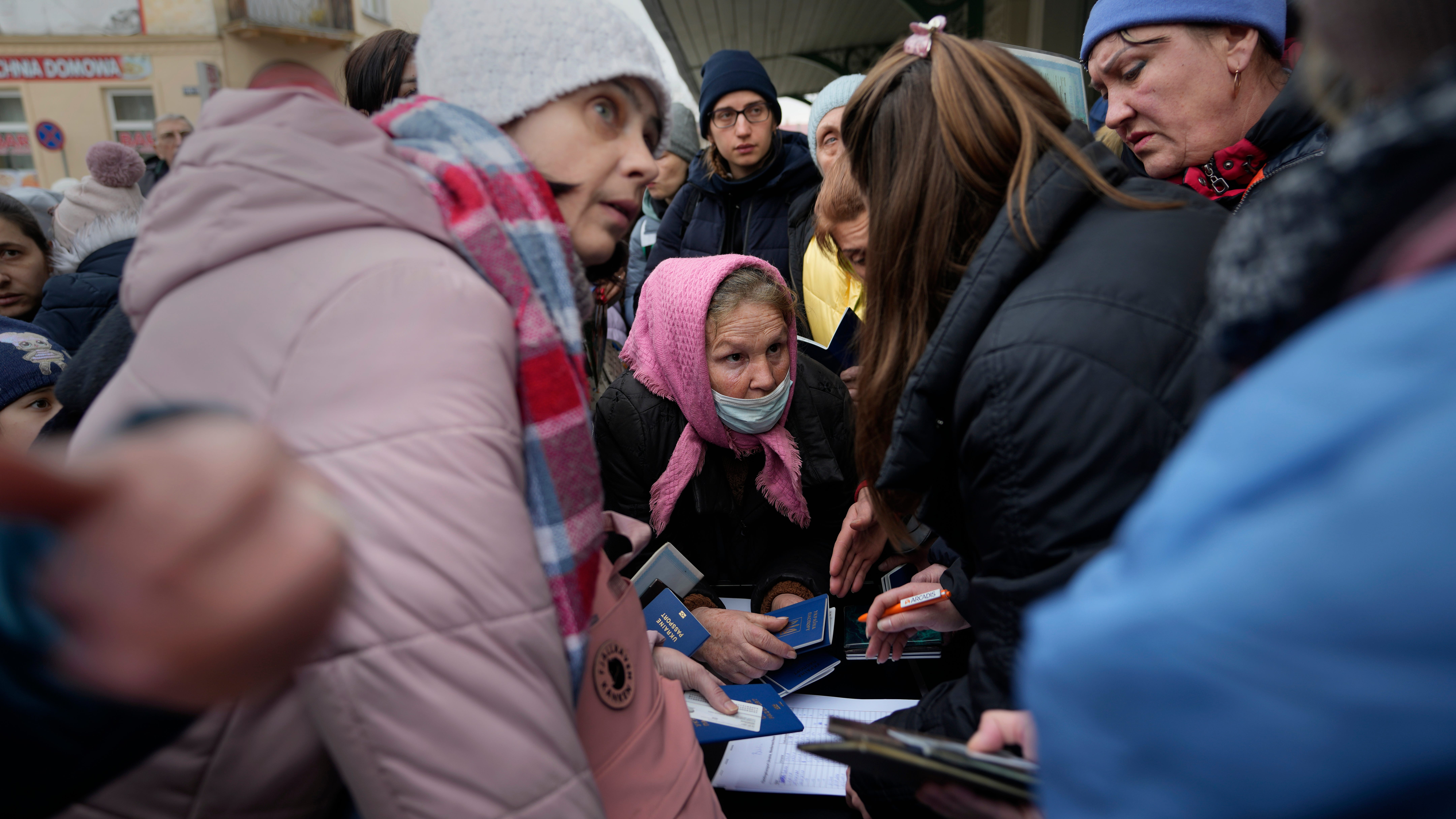 In just a week, Ukrainian refugee exodus exceeds 1 million 