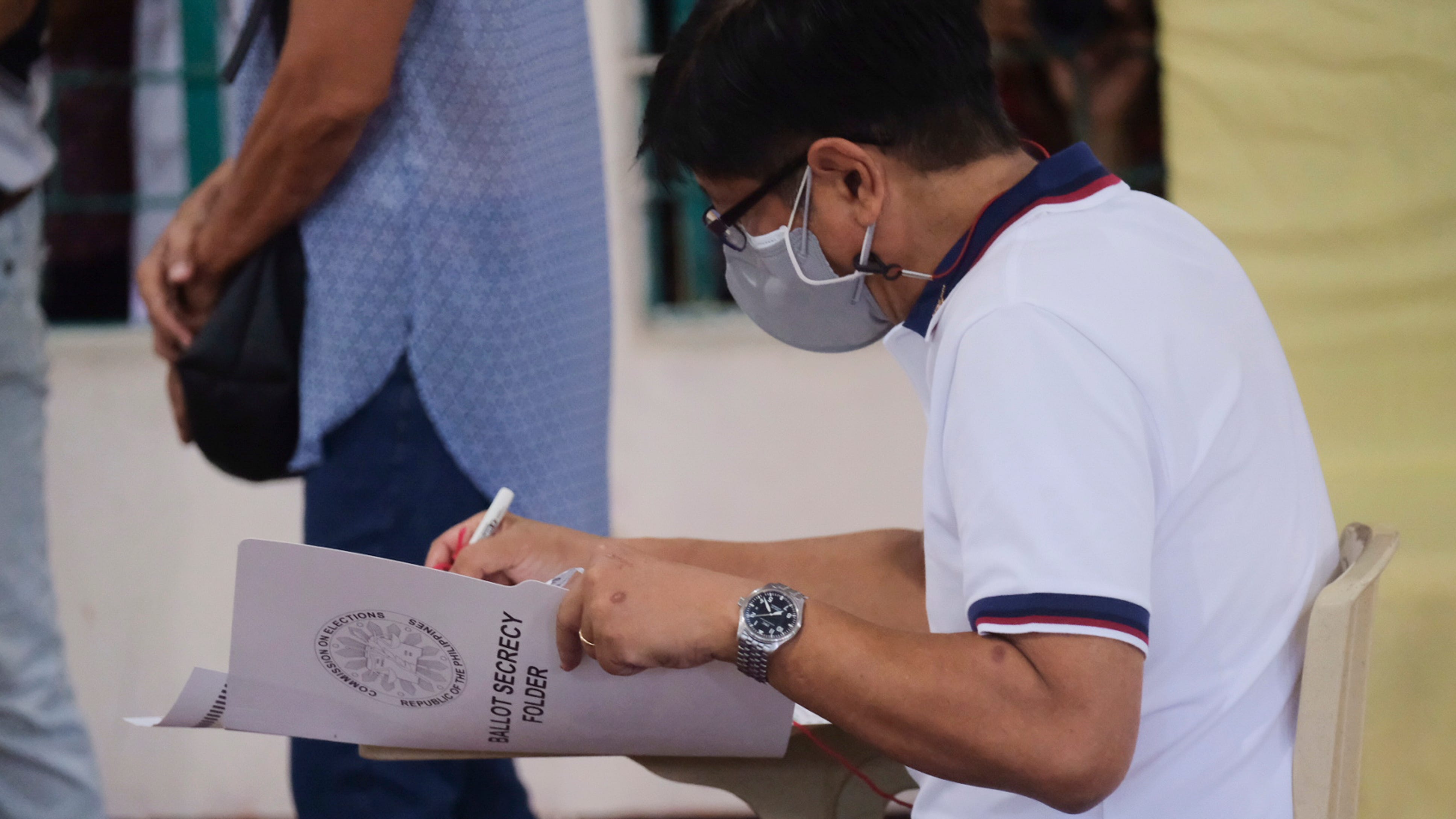 Dictator's son far ahead in Philippine presidential vote