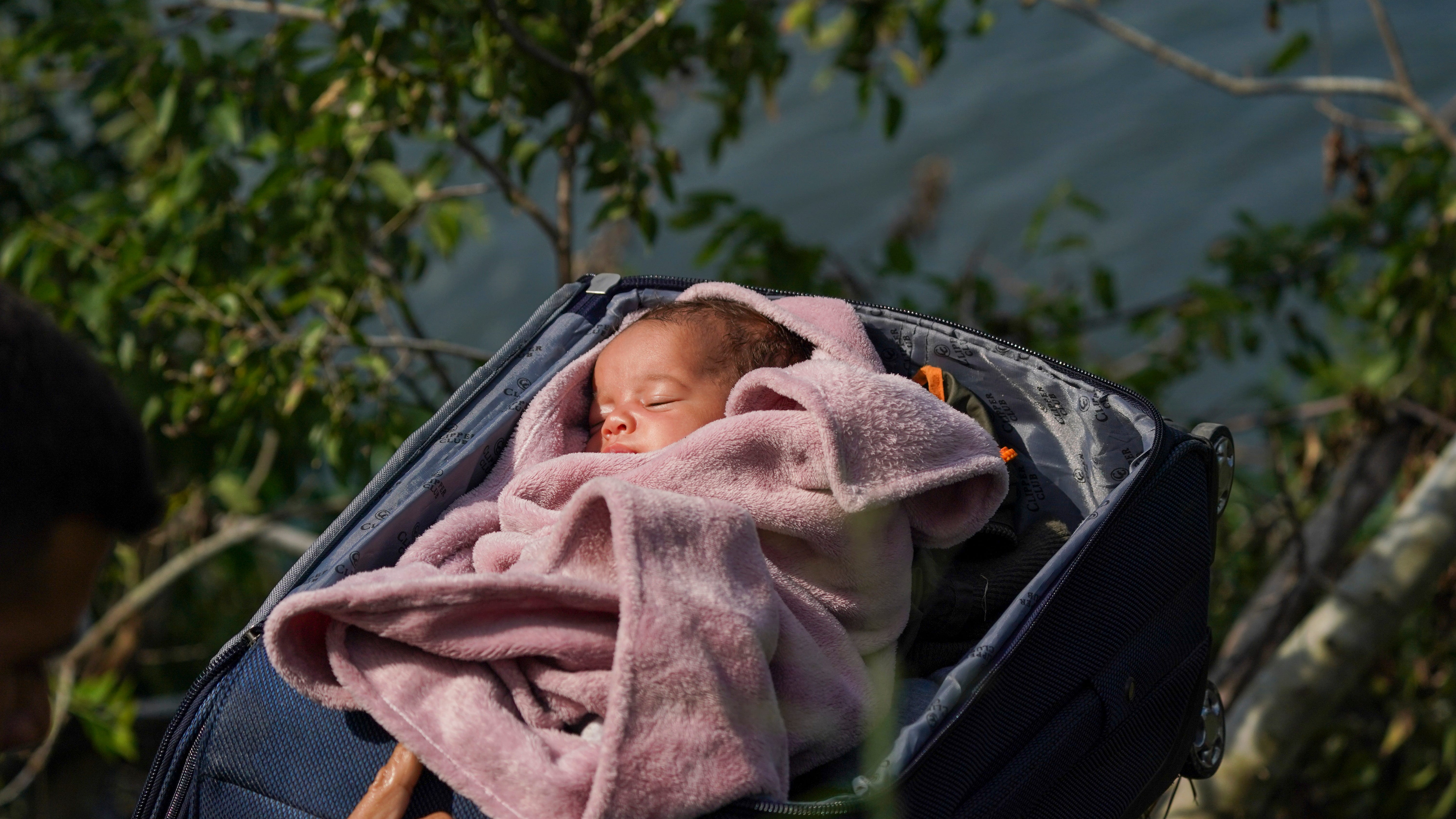 “Ahora o nunca”: Migrantes se apresuran a cruzar frontera con EEUU antes de que expire el Título 42