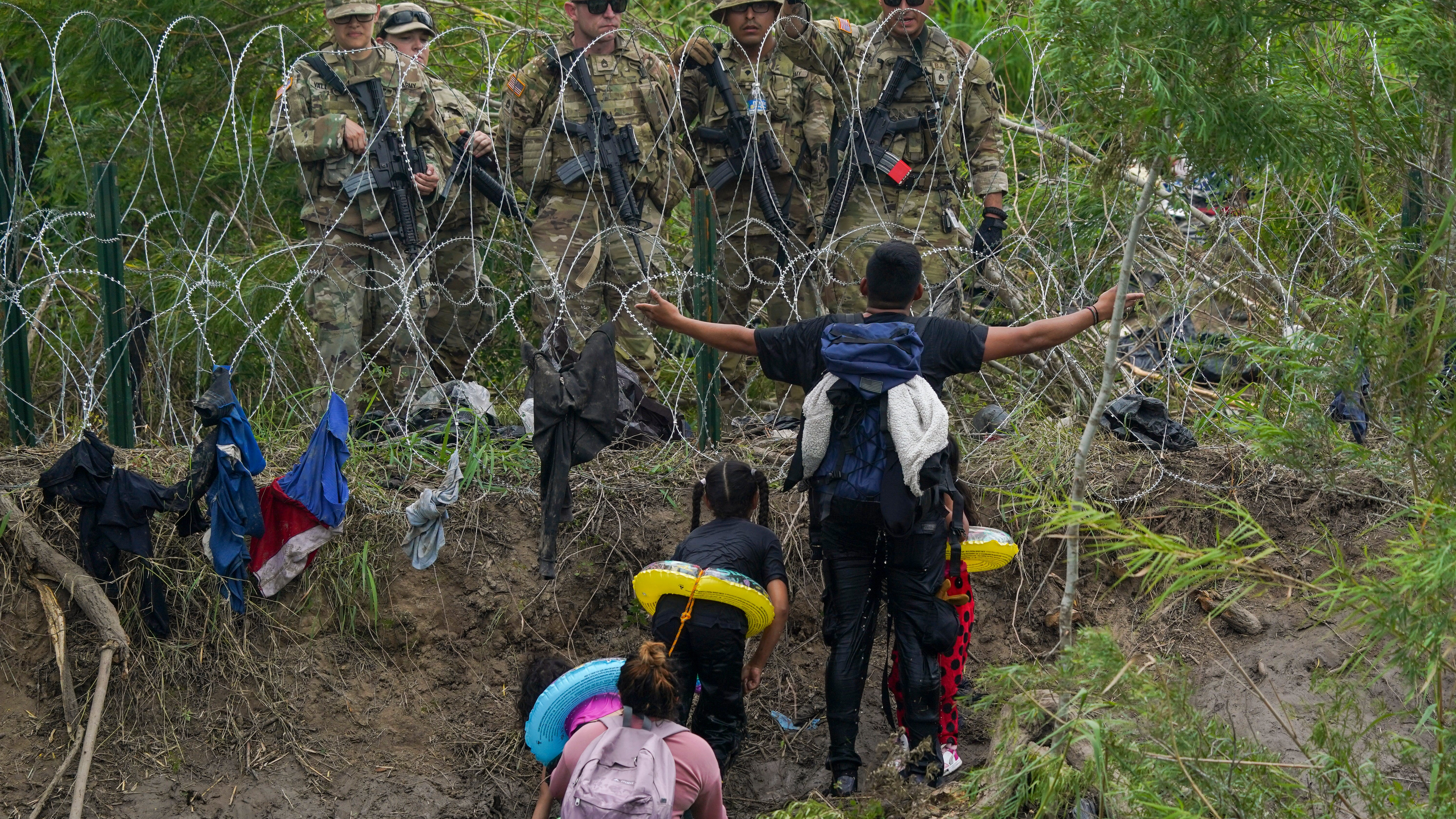 Migrants rush across US border in final hours before Title 42 expires