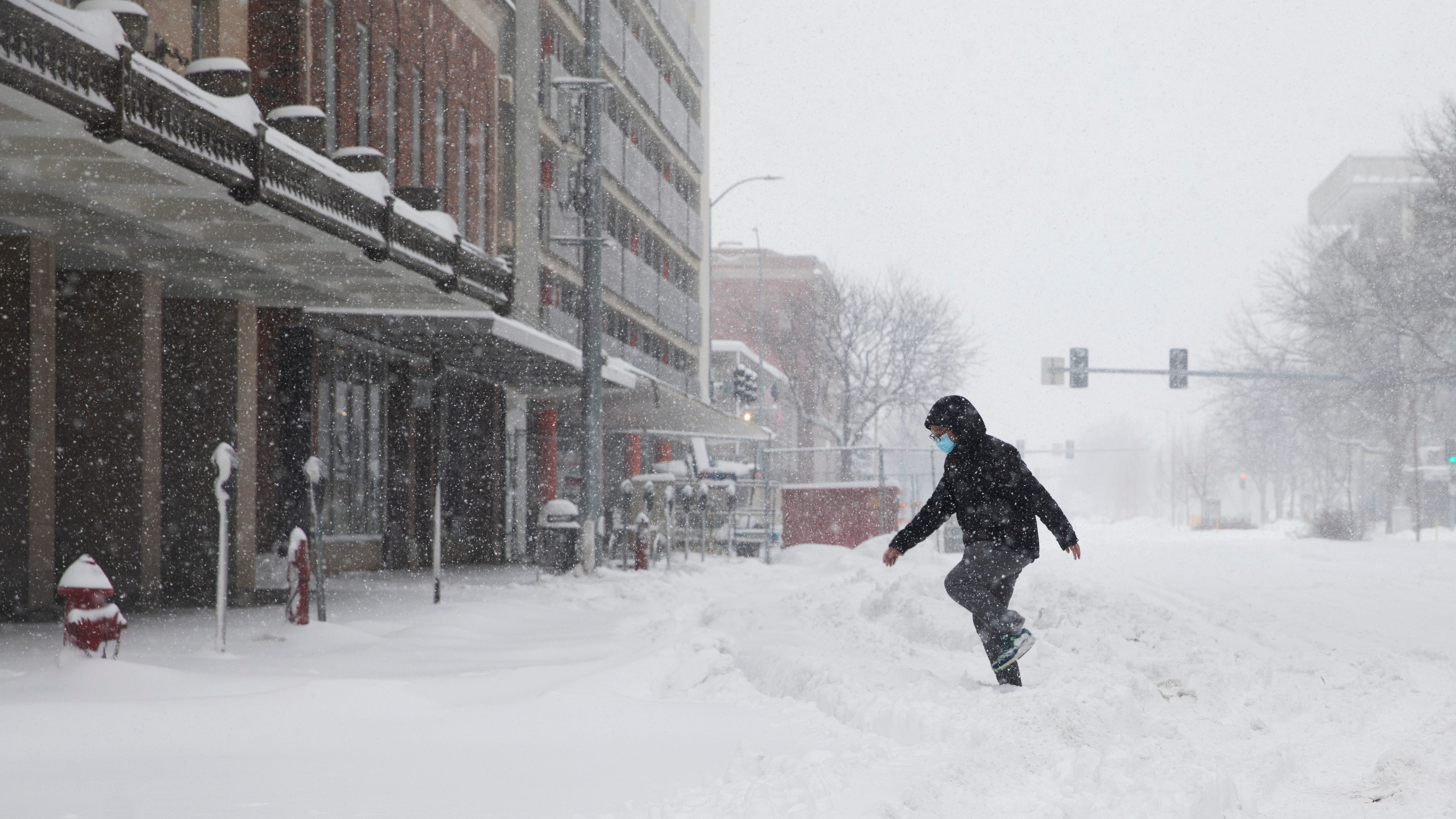 Foot of snow blankets parts of Midwest, disrupts travel