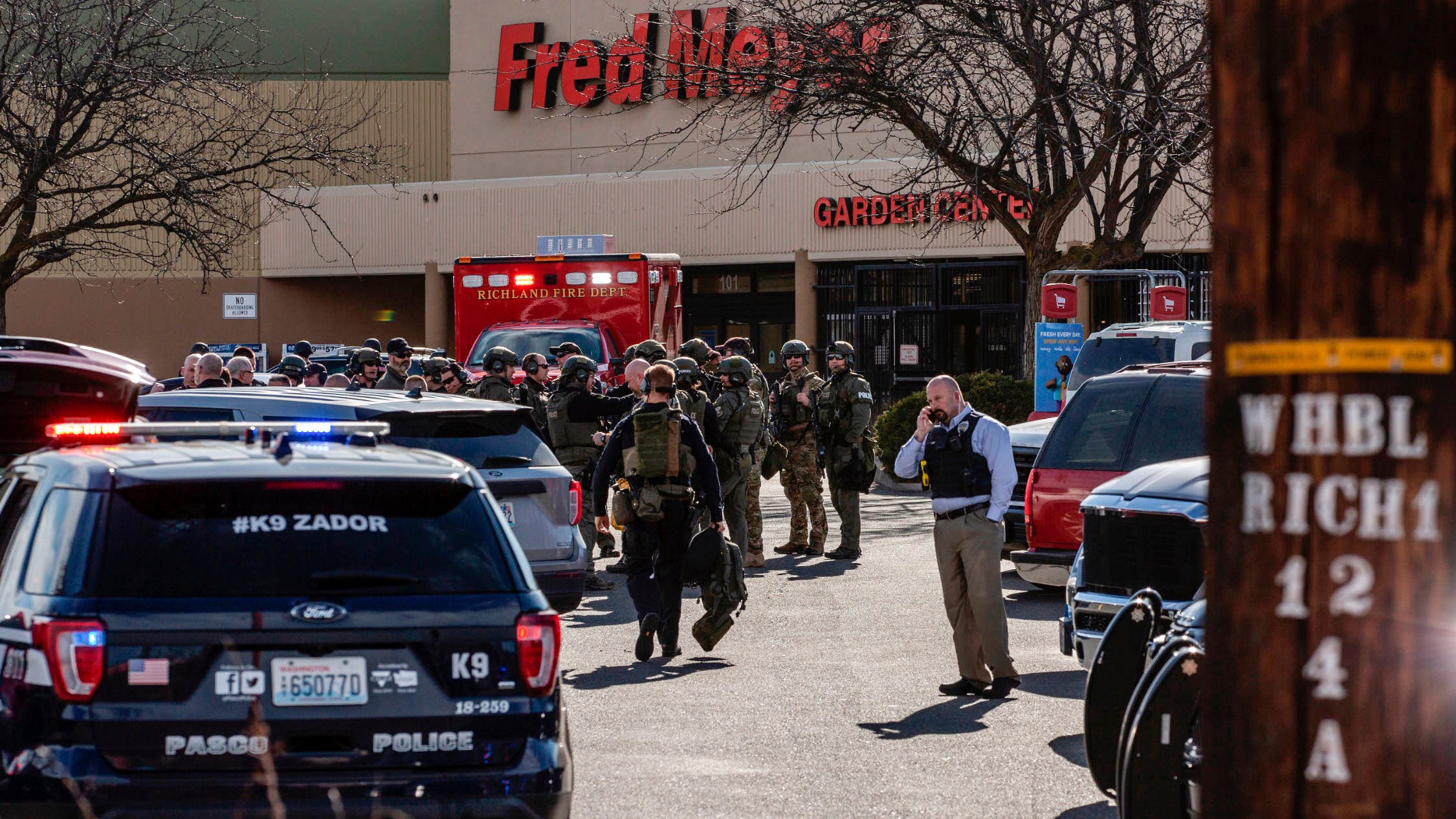 Police: 1 dead in Washington state grocery store shooting