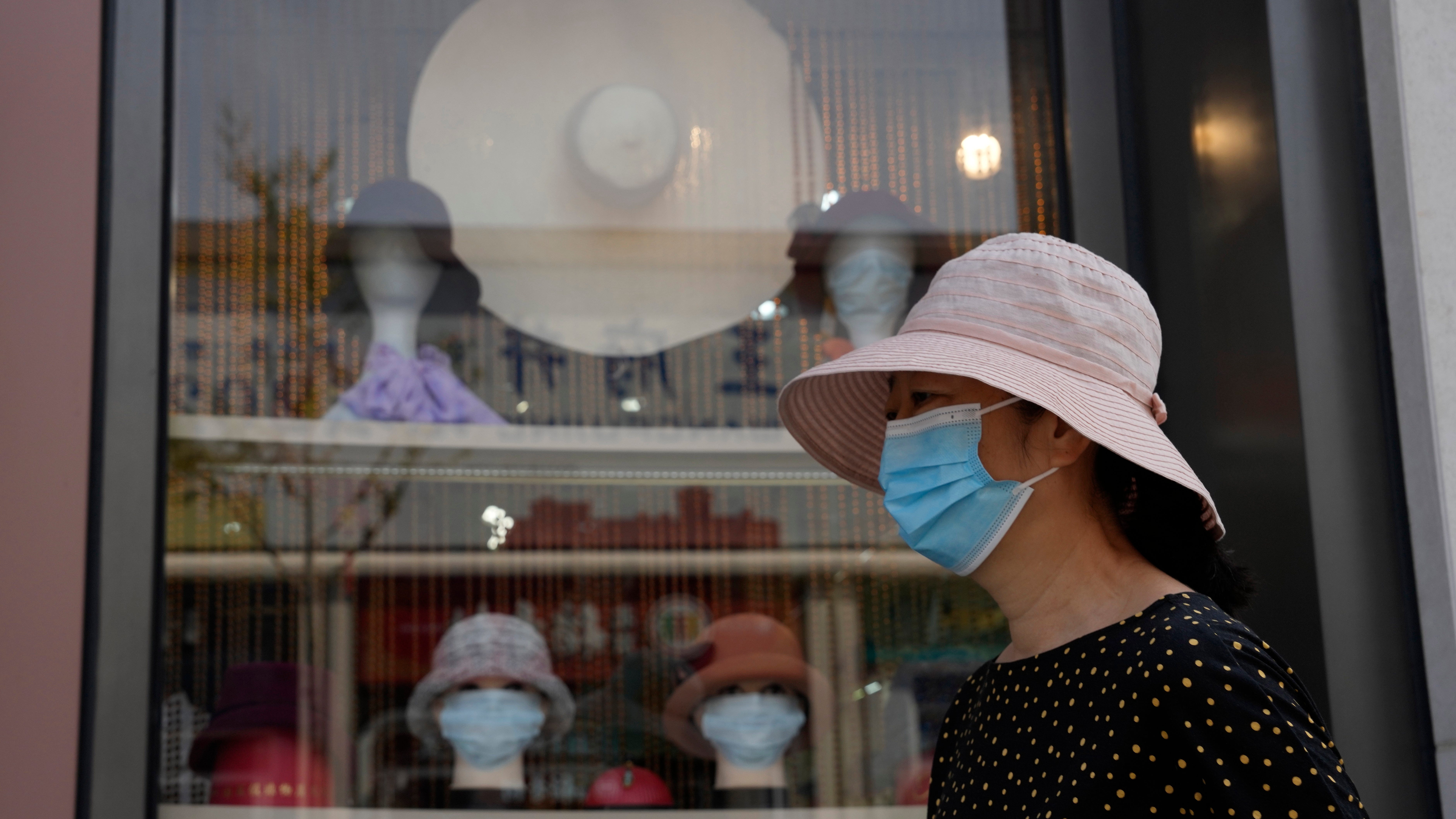 China quarantines college students under strict COVID policy