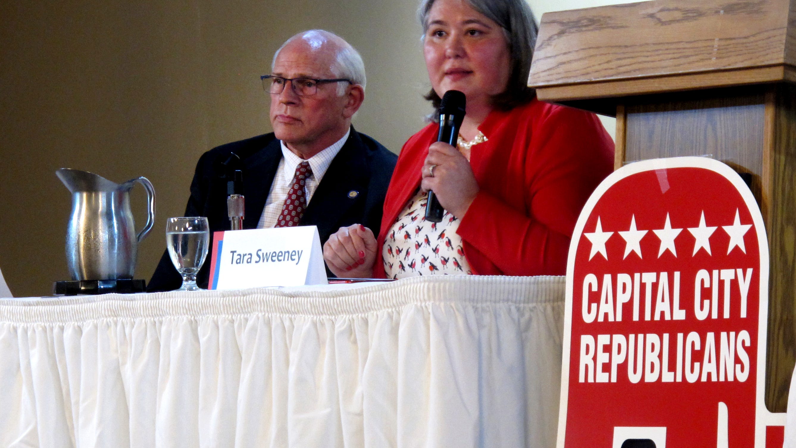 Alaska's unusual House primary draws Palin, Santa, 46 others