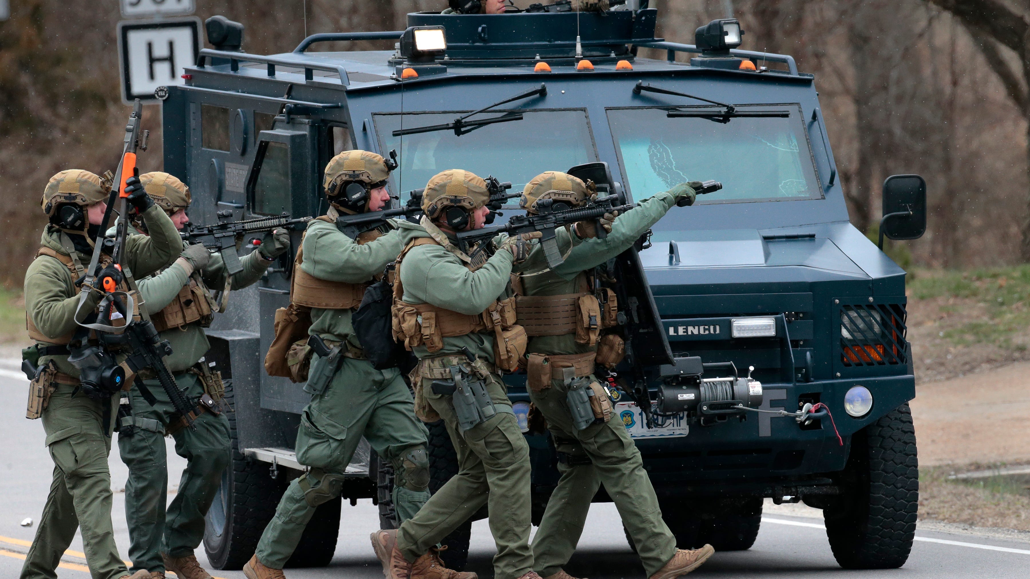 Suspect caught in shooting that left 1 officer dead, 1 hurt