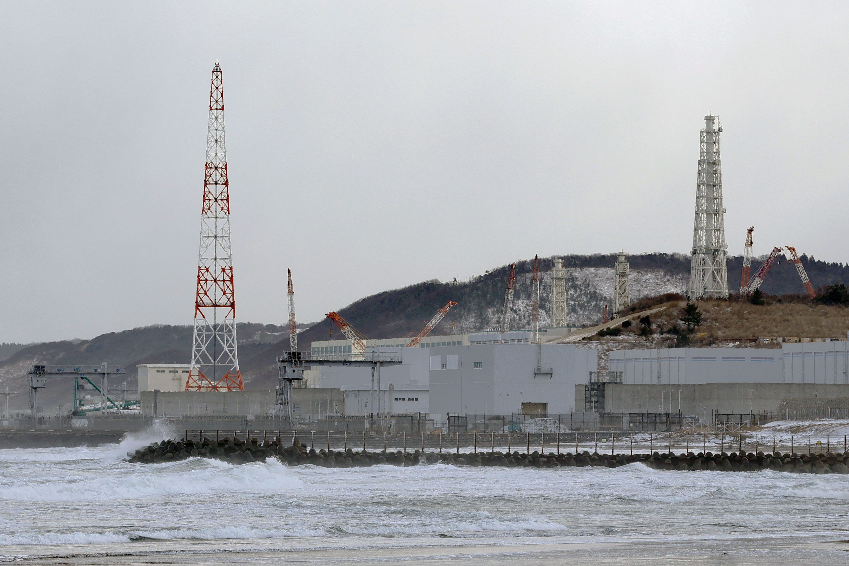 Nuclear reactor owned by Fukushima plant operator TEPCO suspends hours-old restart