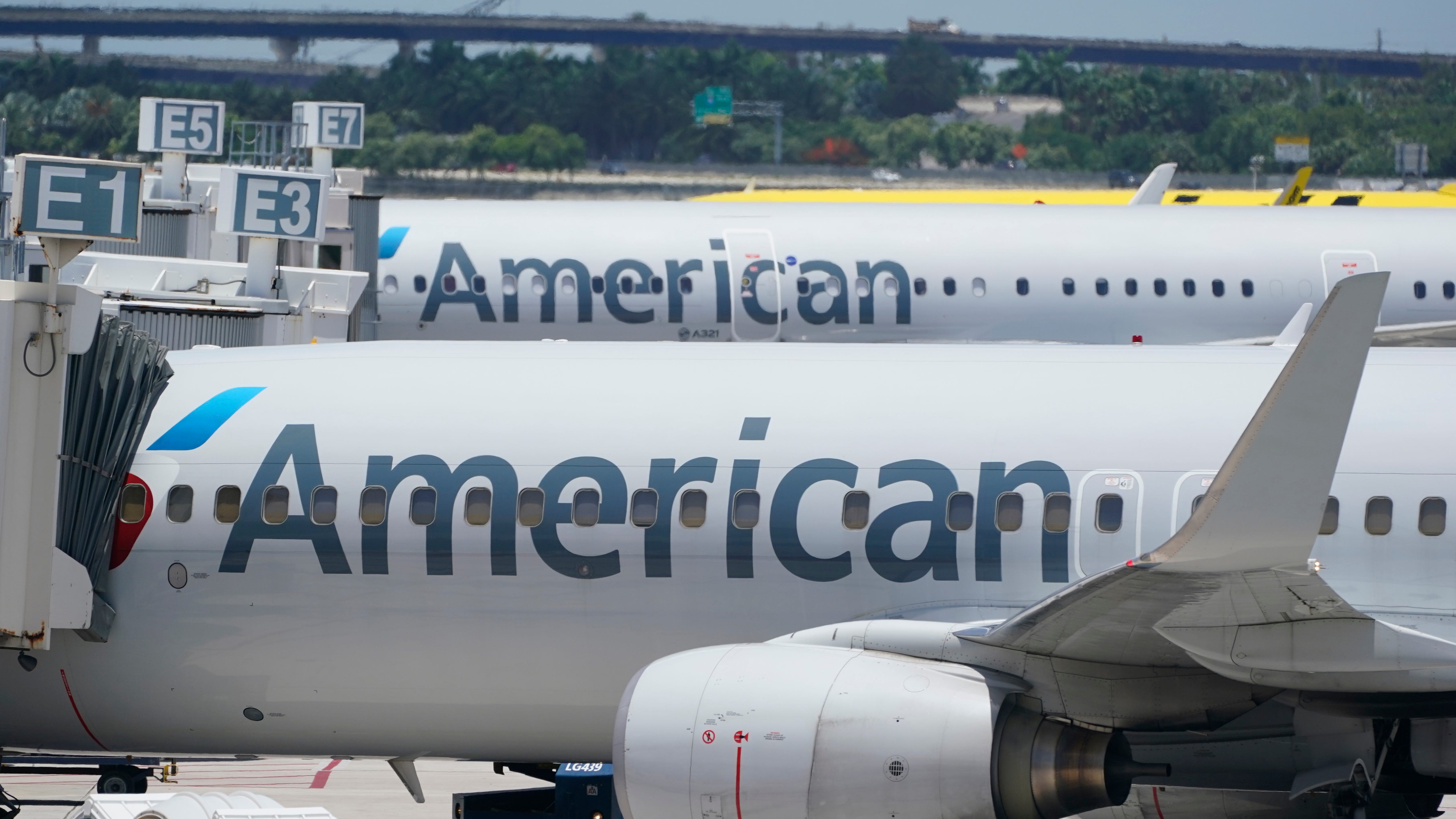 American Airlines earns $476 million on record revenue in 2Q