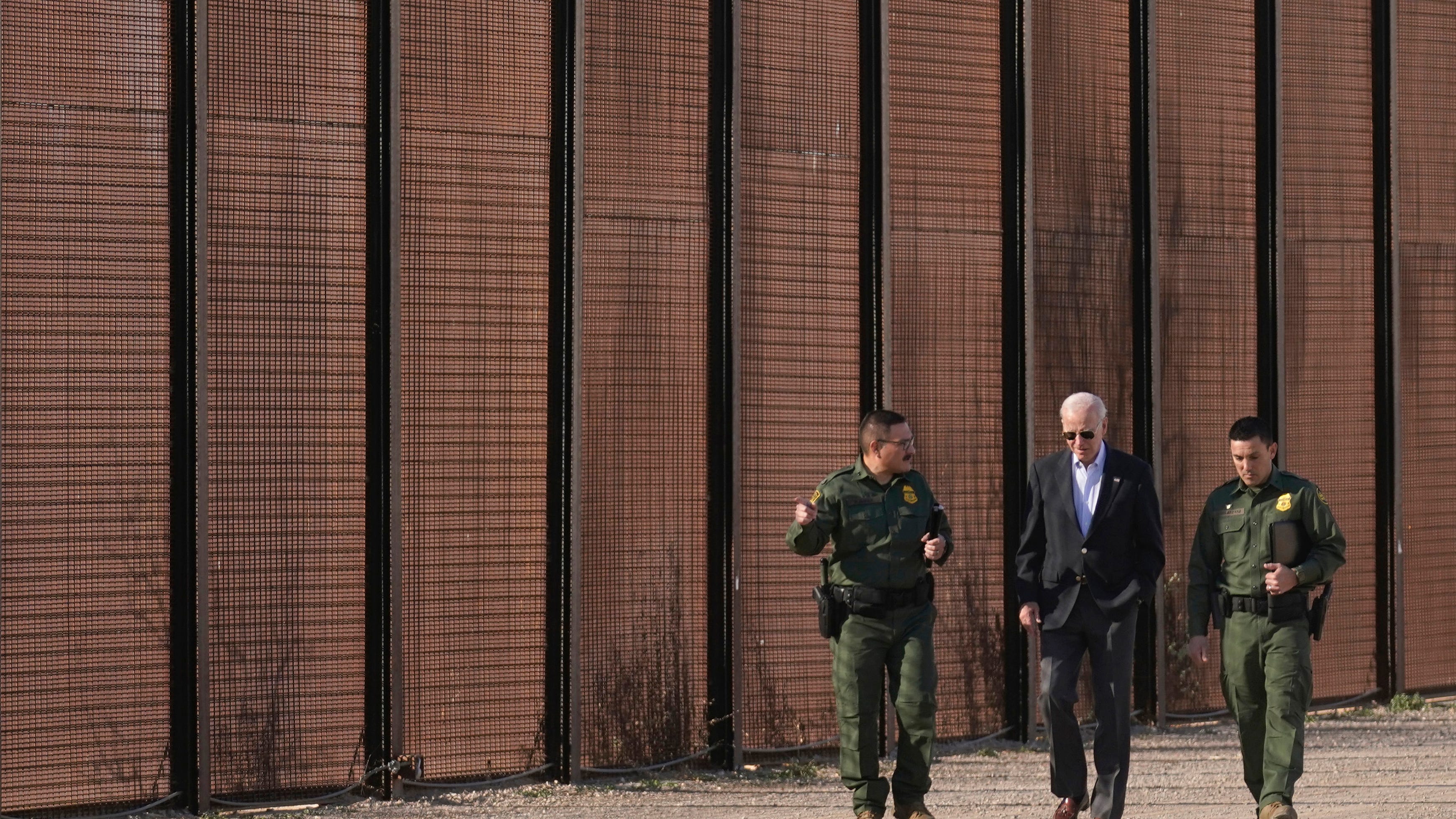Biden inspects US-Mexico border in face of GOP criticism
