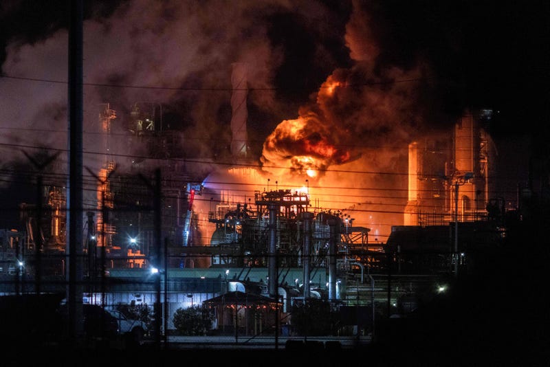 APTOPIX Oil Refinery Fire LA