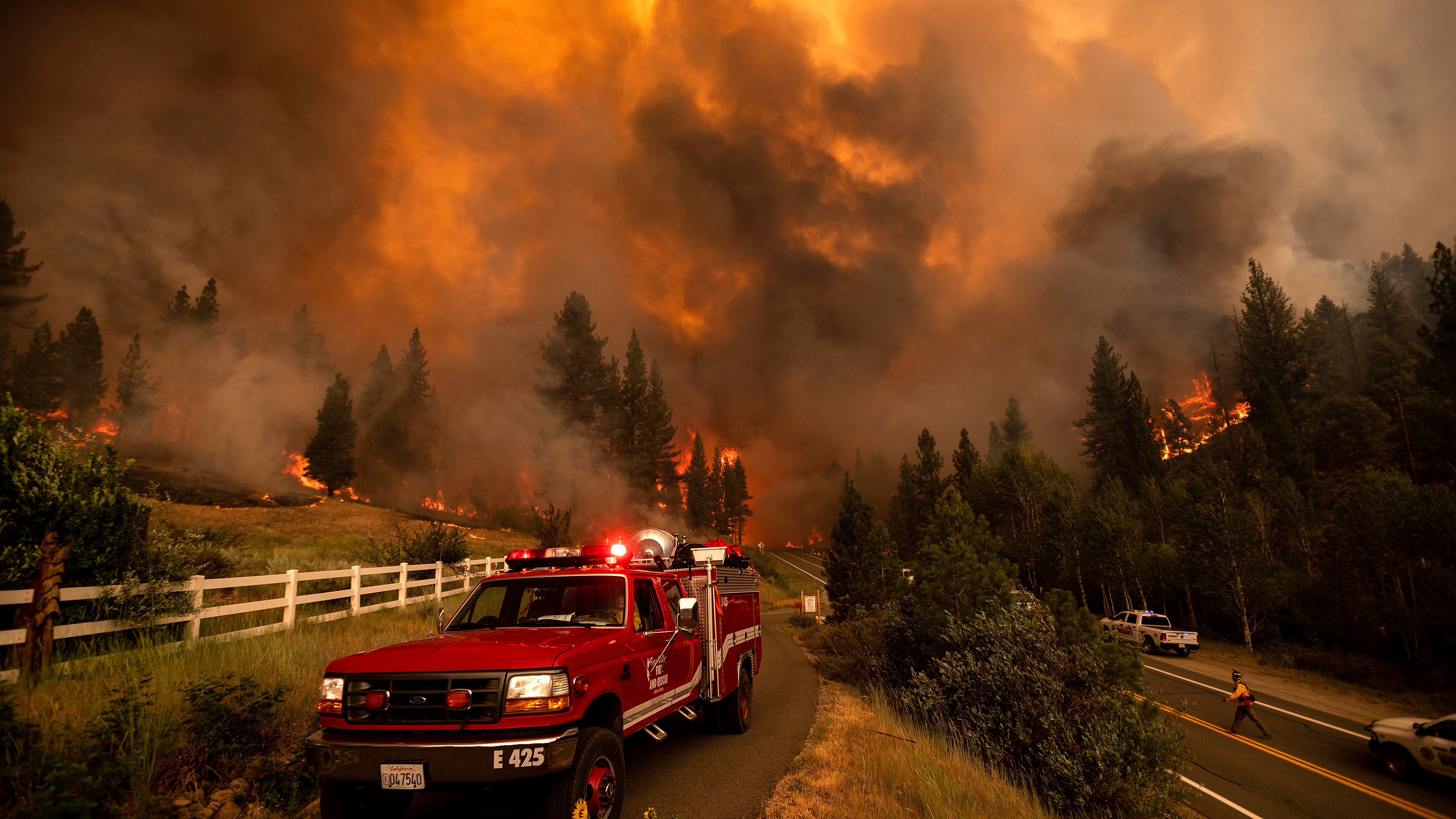 California fire prompts evacuations; Oregon blaze balloons