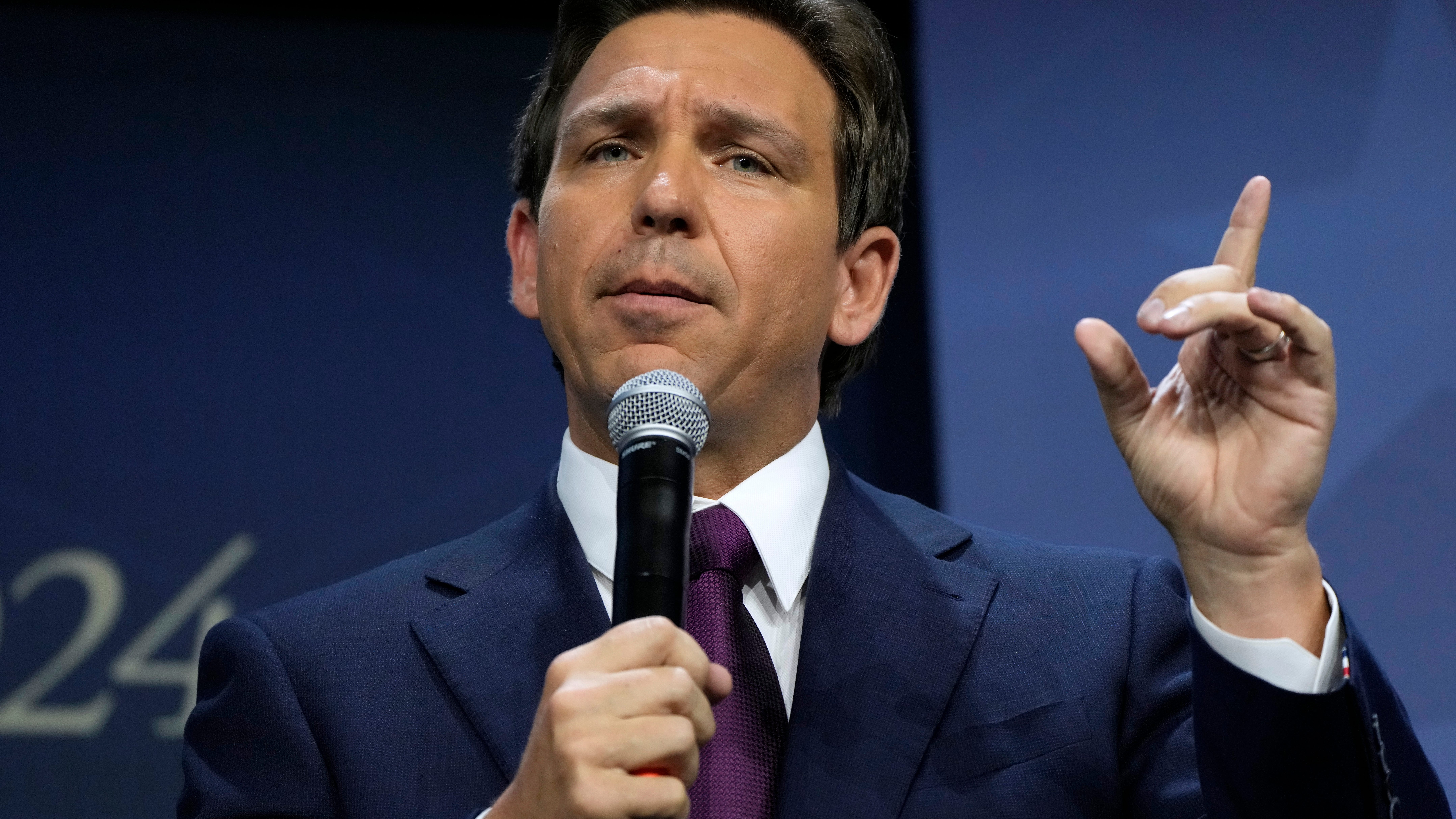 GOP White House hopefuls face mounting pressure to stop Trump in Iowa