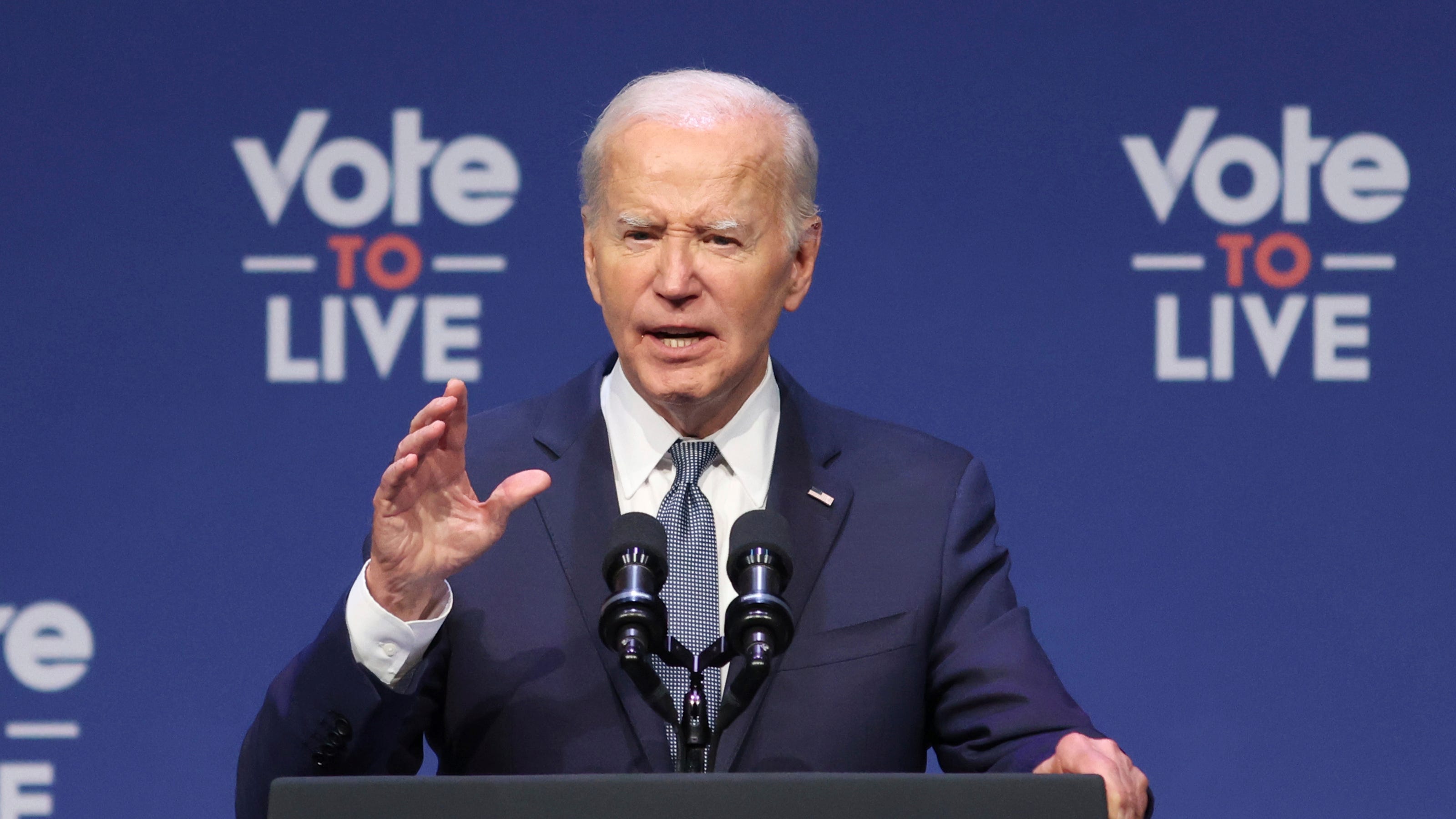 Biden trata de afianzar el apoyo hispano en conferencia en Las Vegas