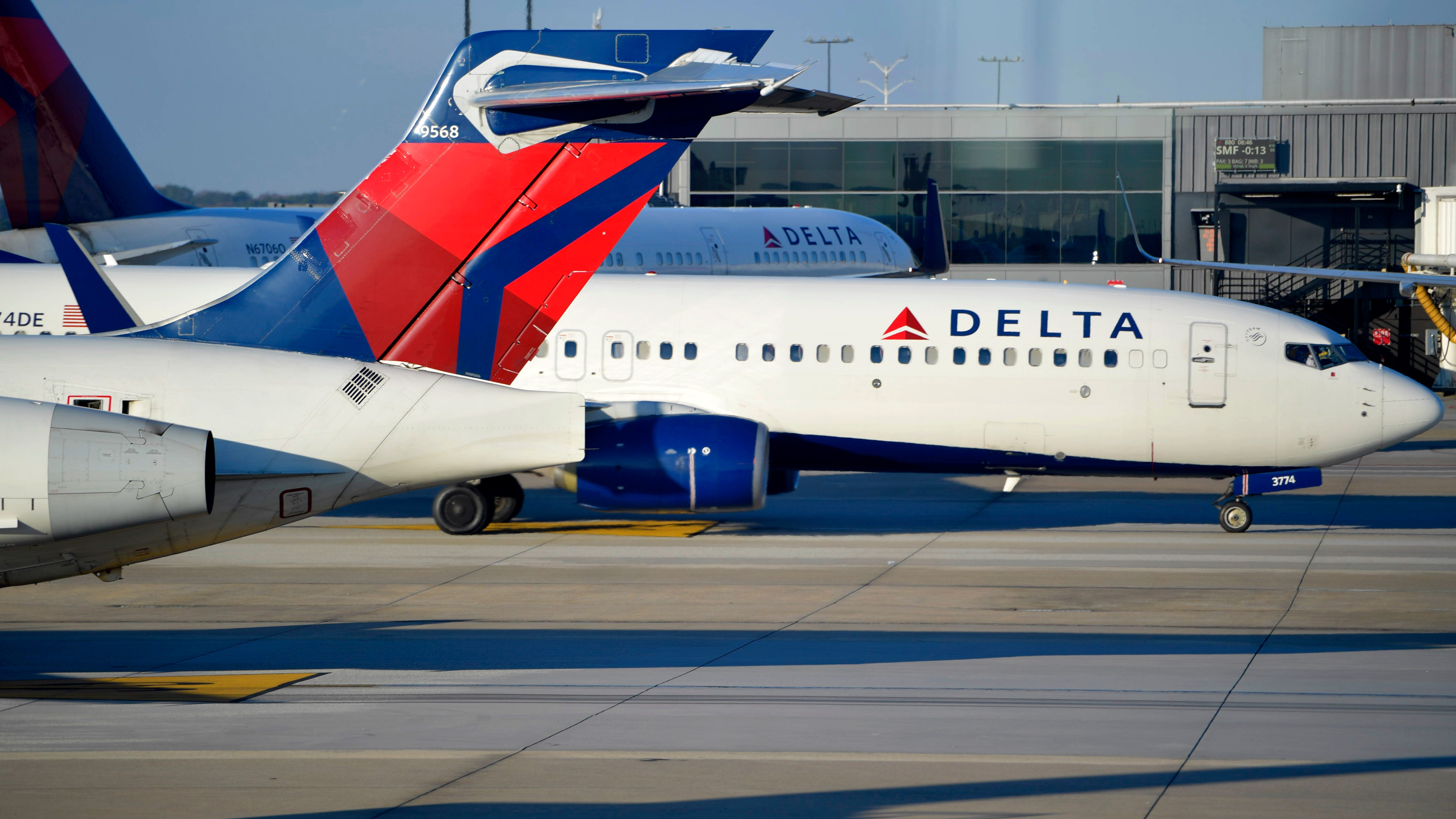 Delta loses $940 million in Q1, but bookings, revenue, surge