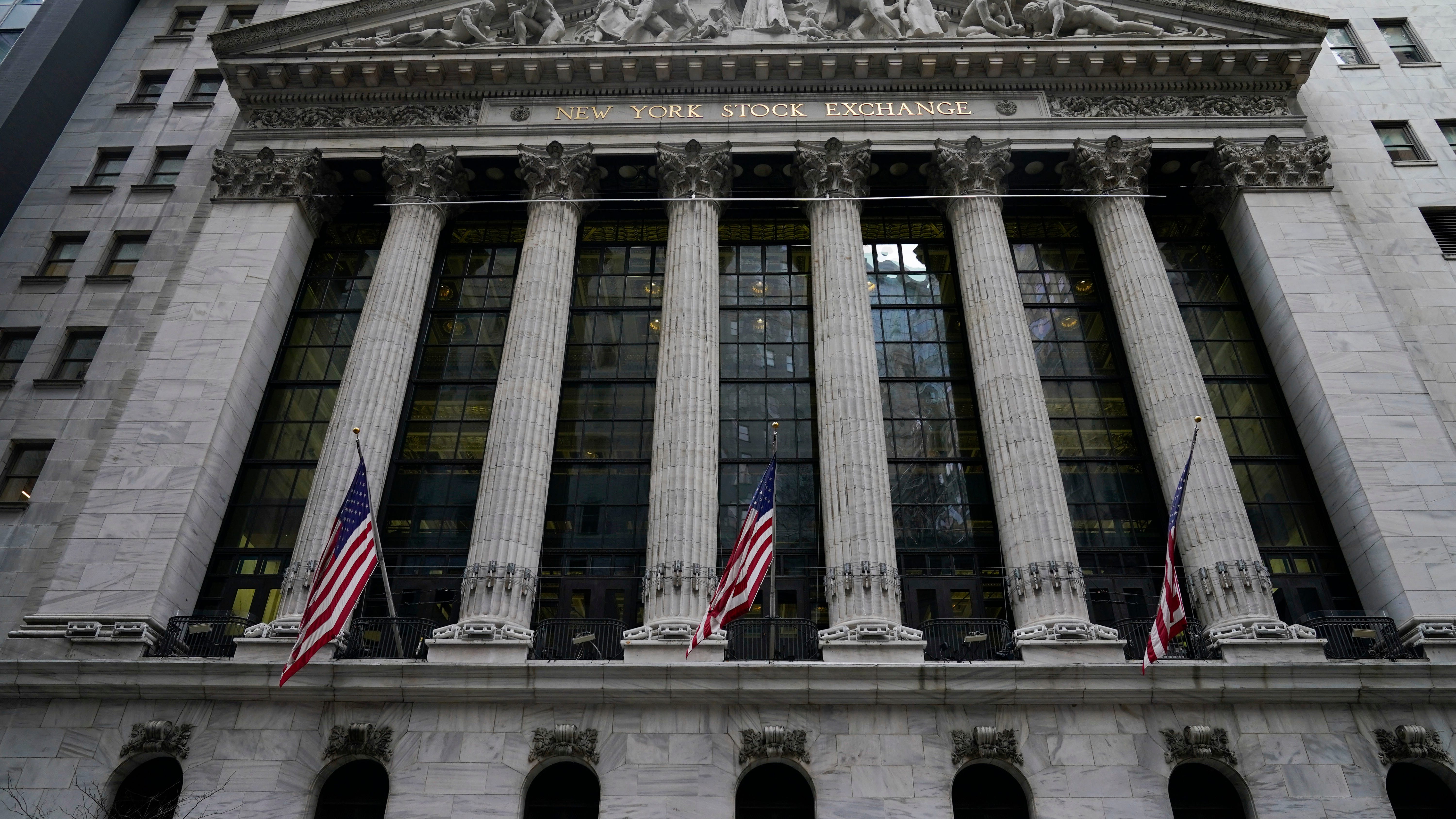 Wall Street drifts as earnings roll in, natural gas soars 