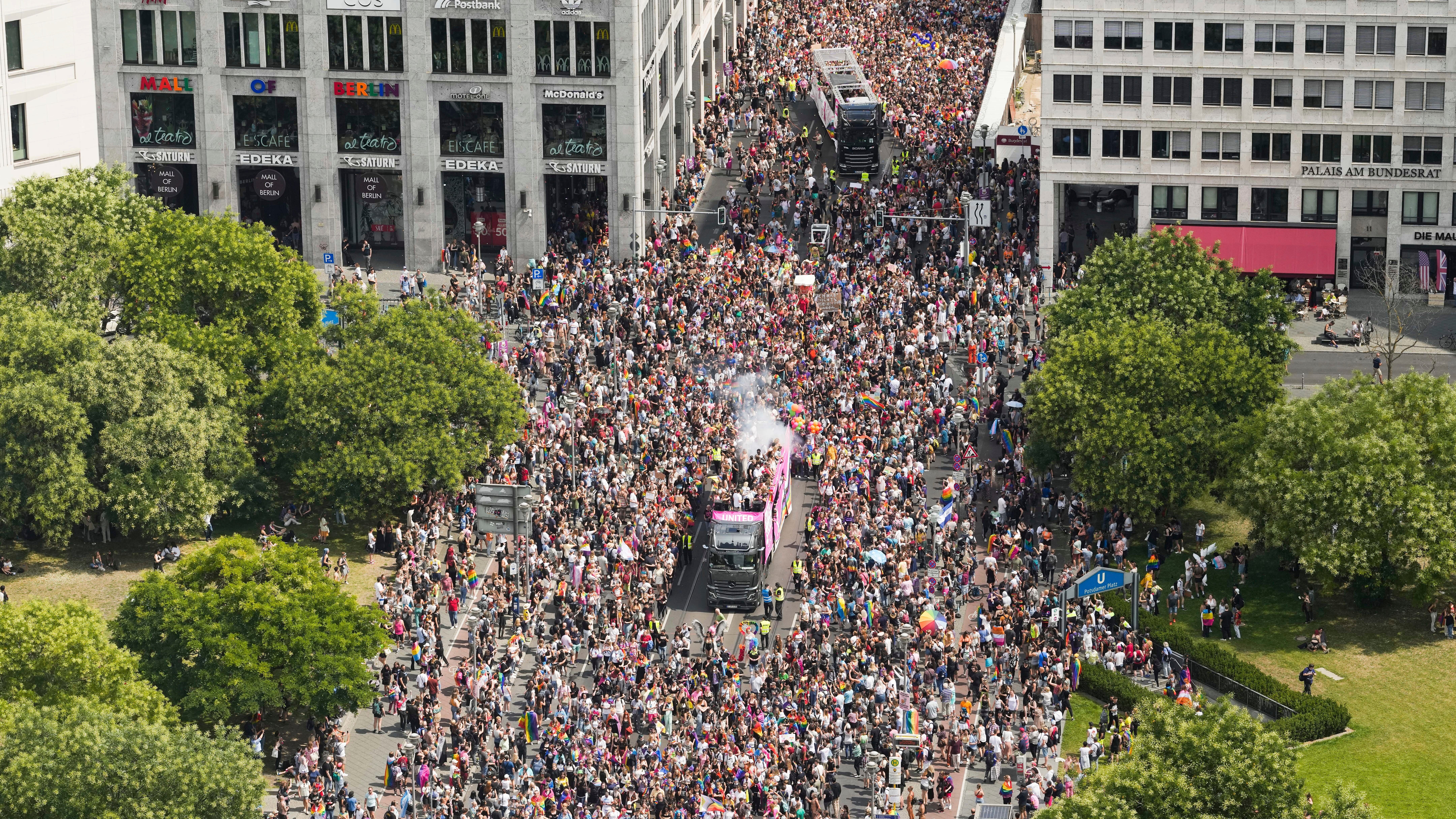 150,000 people march for LGBTQ rights in Berlin