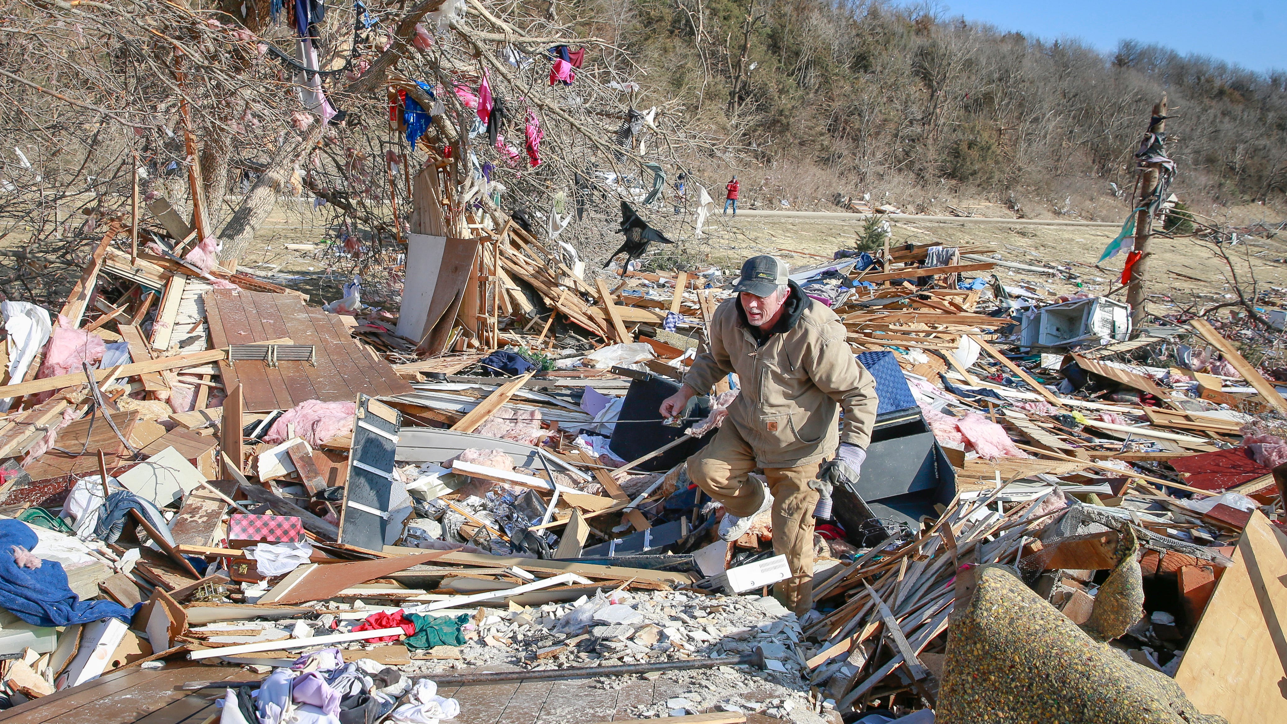 Sheriff: 4 of 7 killed in Iowa tornadoes from same family