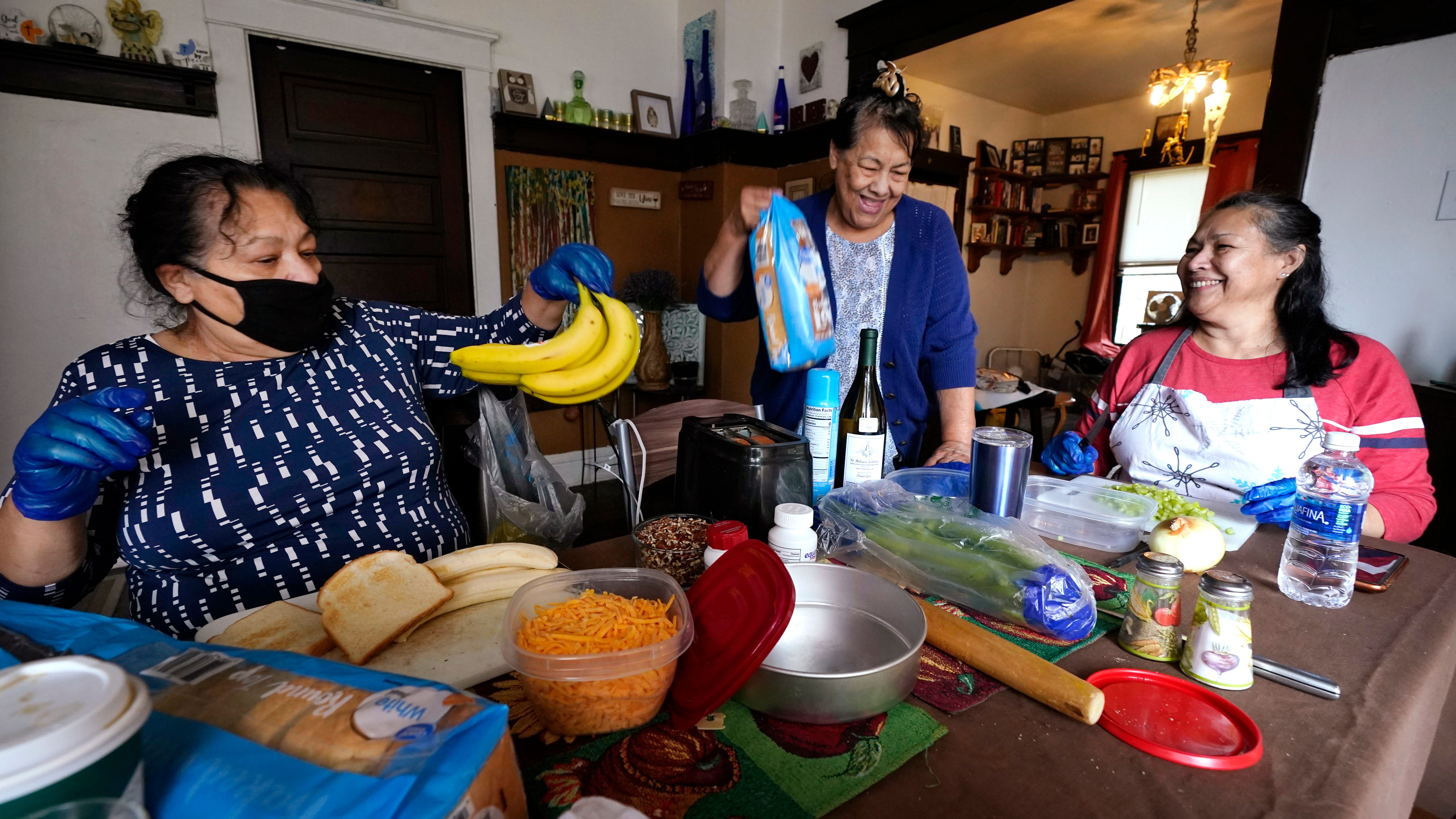 Experts say no need to cancel Thanksgiving, but play it safe