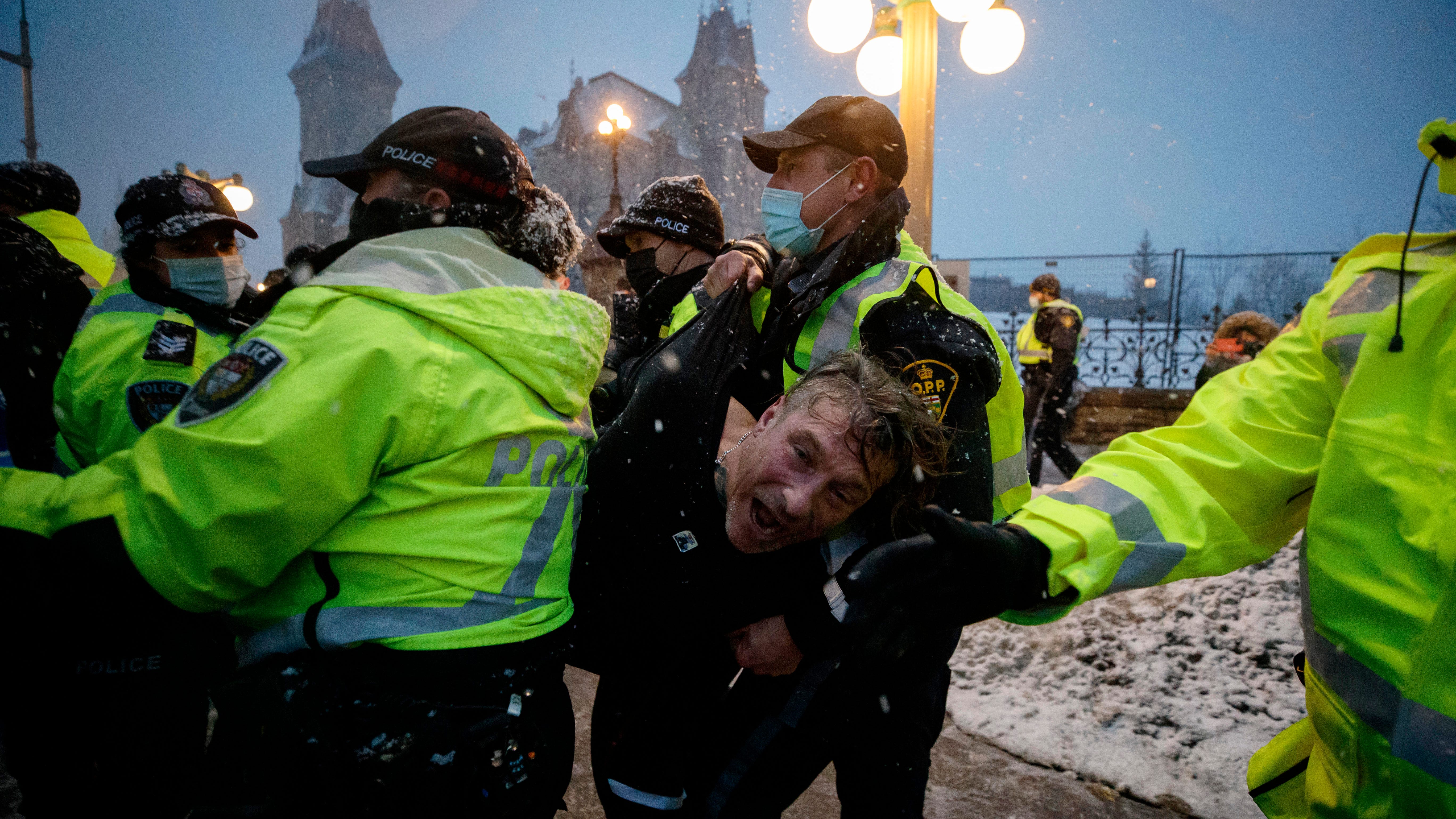 Canadian police arrest 2 leaders of protesting truckers