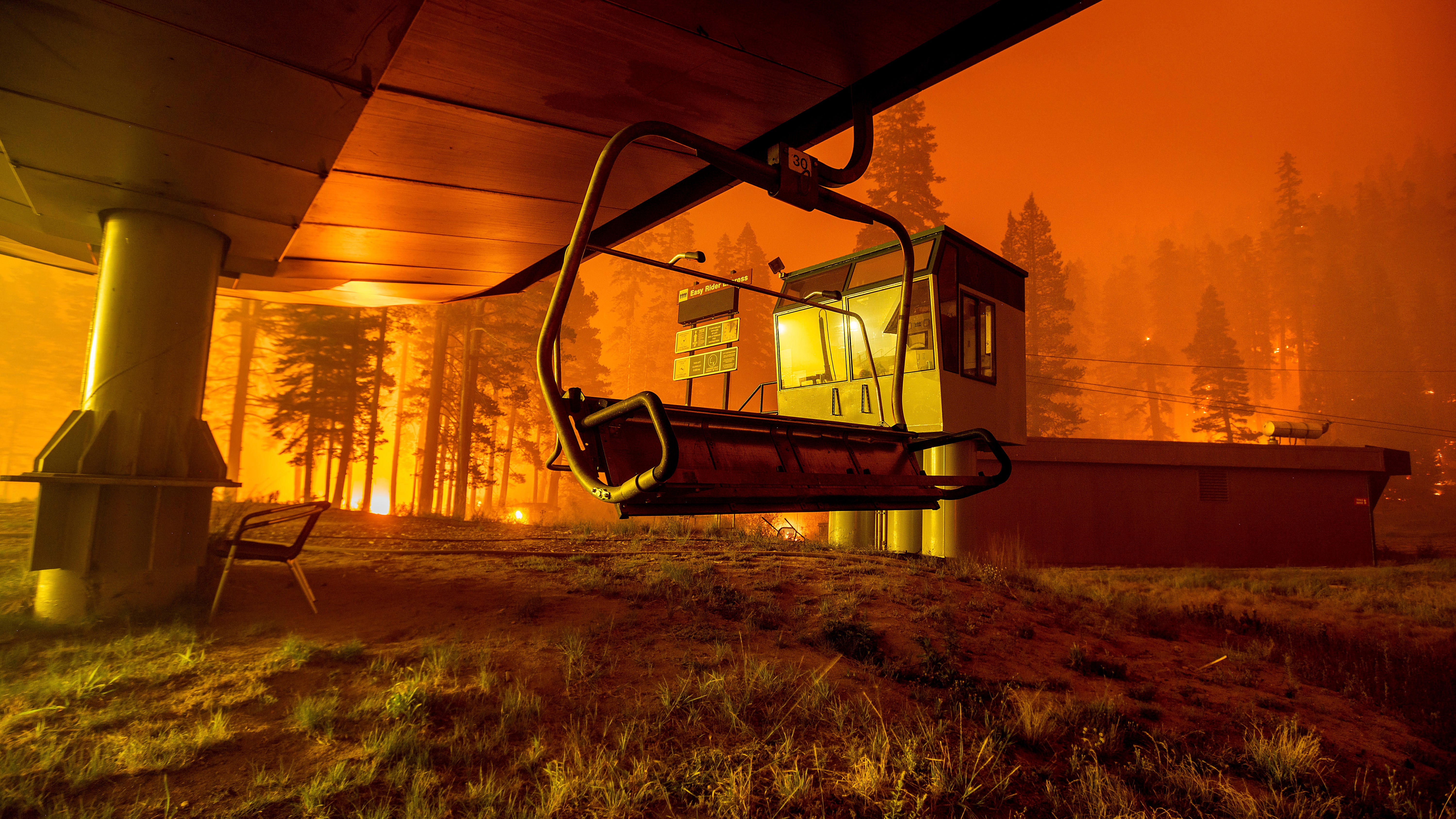 Thousands rush to flee Lake Tahoe resort city as fire nears