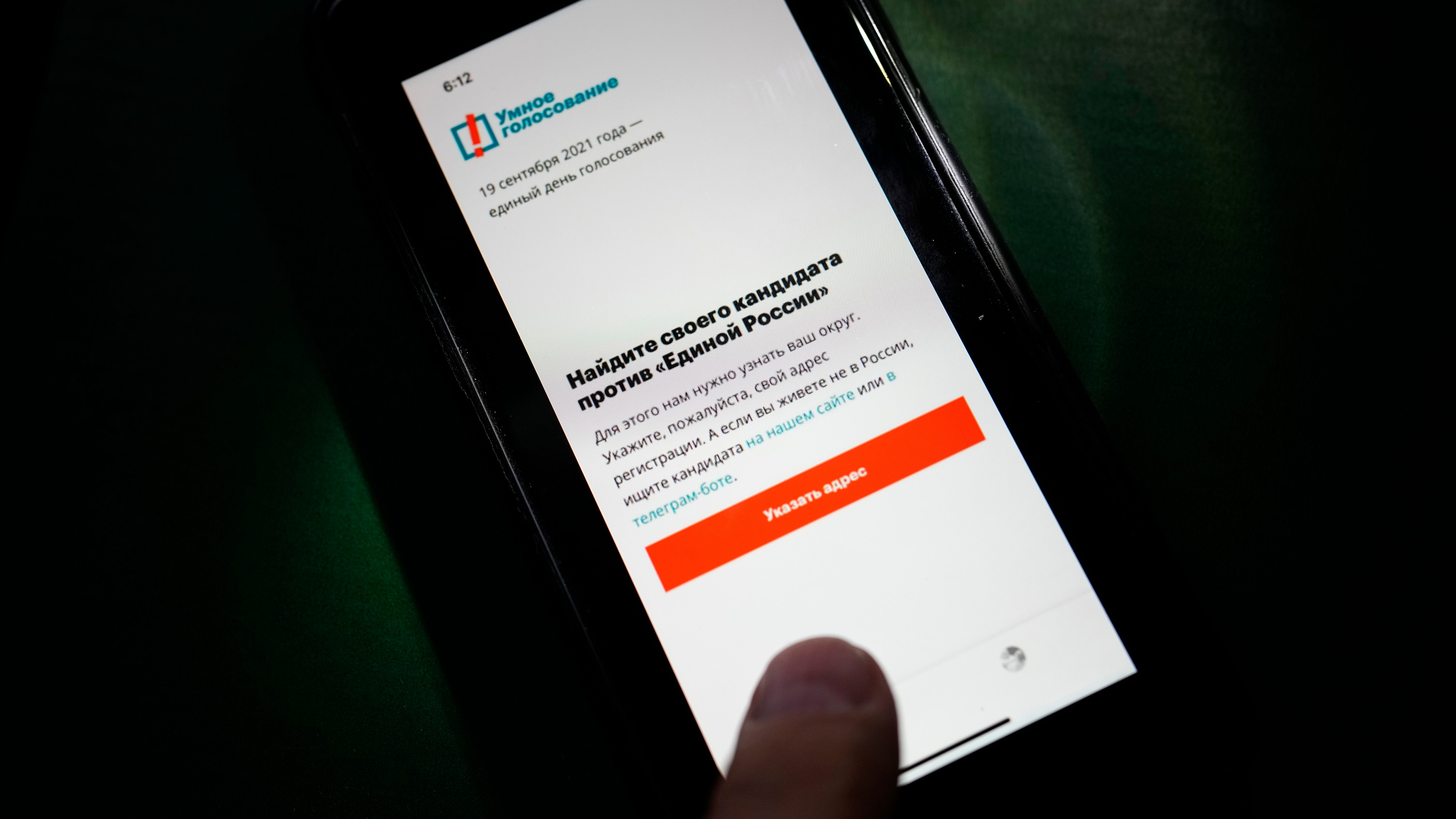Apple, Google raise new concerns by yanking Russian app