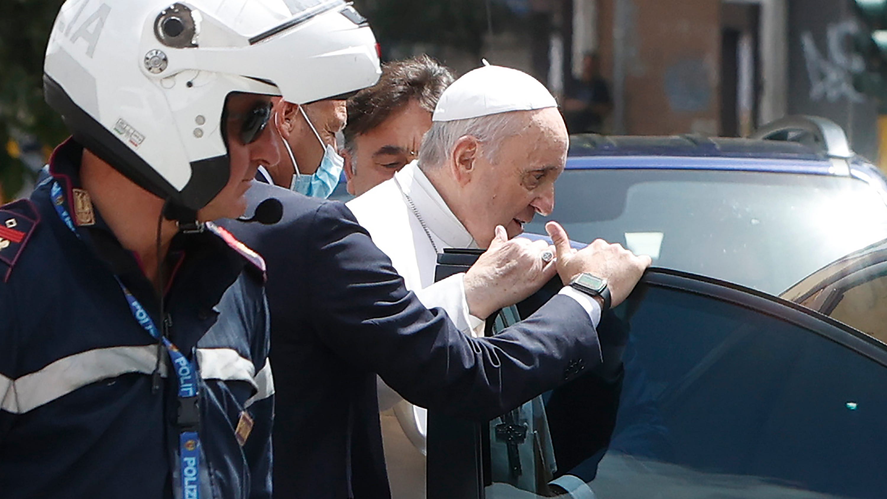 Pope Francis returns to Vatican 10 days after surgery