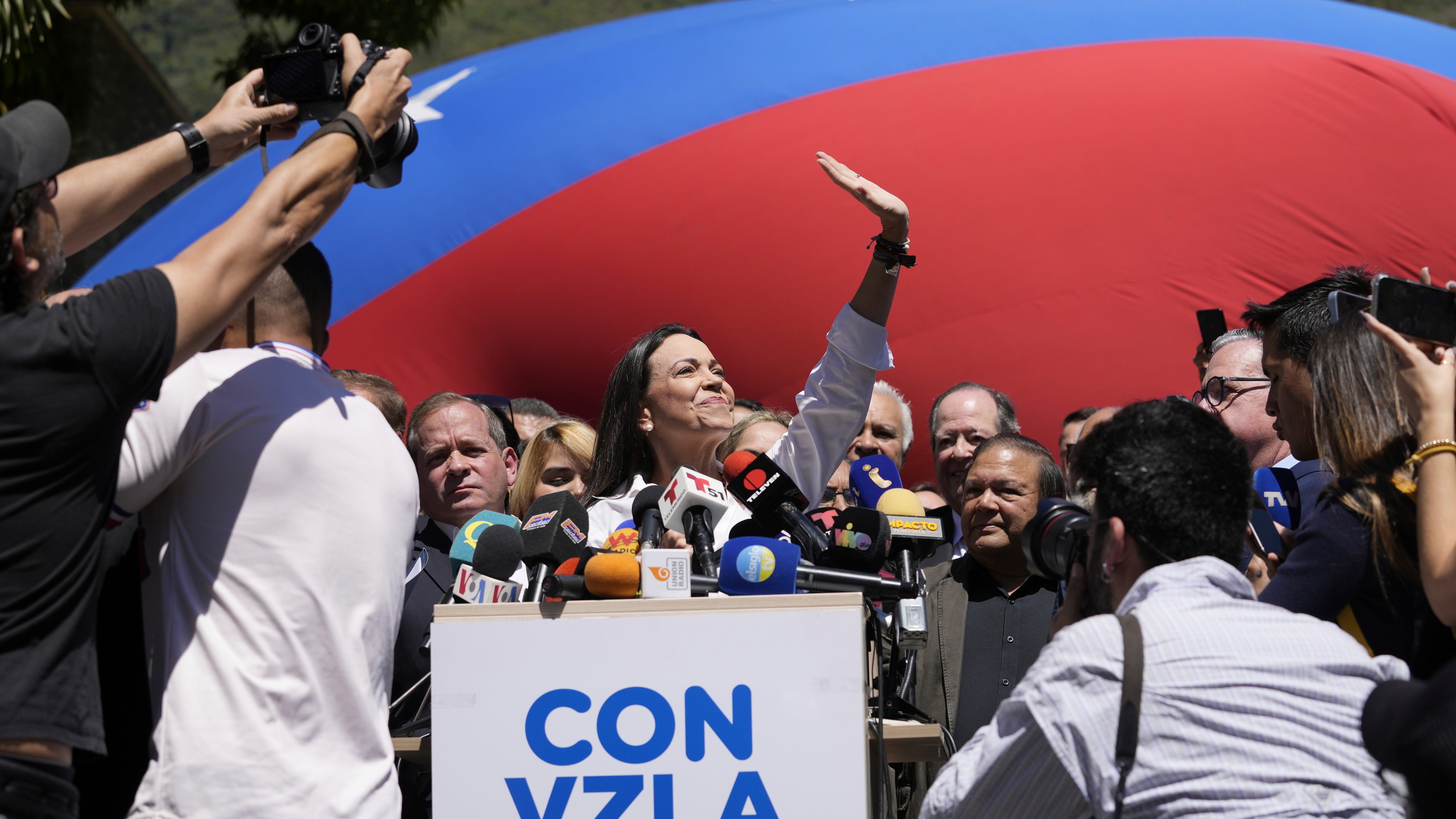 Venezuela: Machado sigue en carrera por la presidencia y acusa a Maduro de violar acuerdos