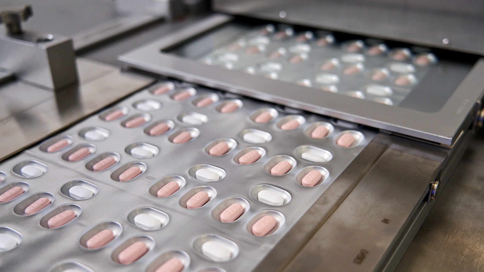Pfizer asks US officials to OK promising COVID-19 pill