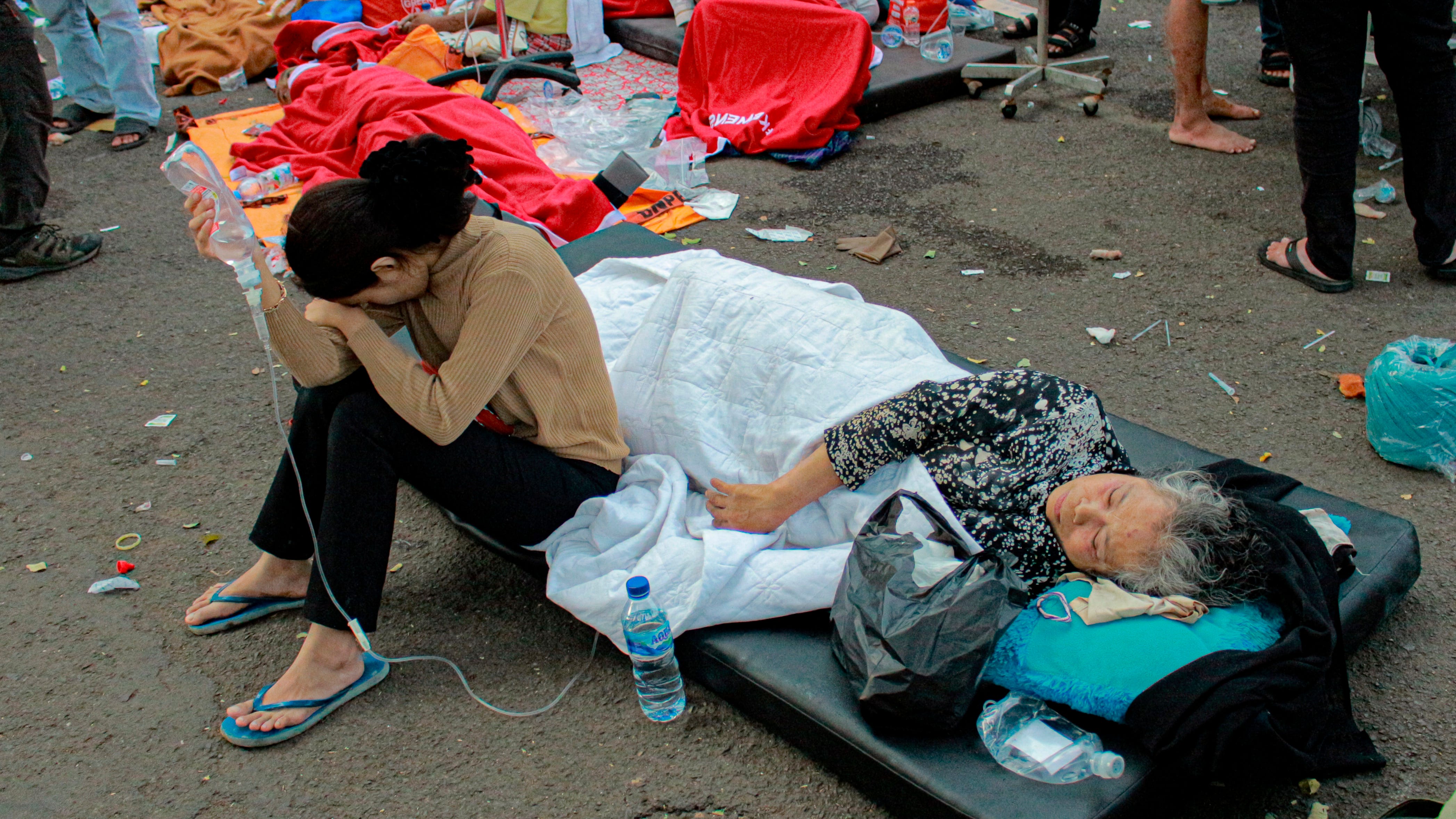 162 dead as Indonesia quake topples homes, buildings, roads