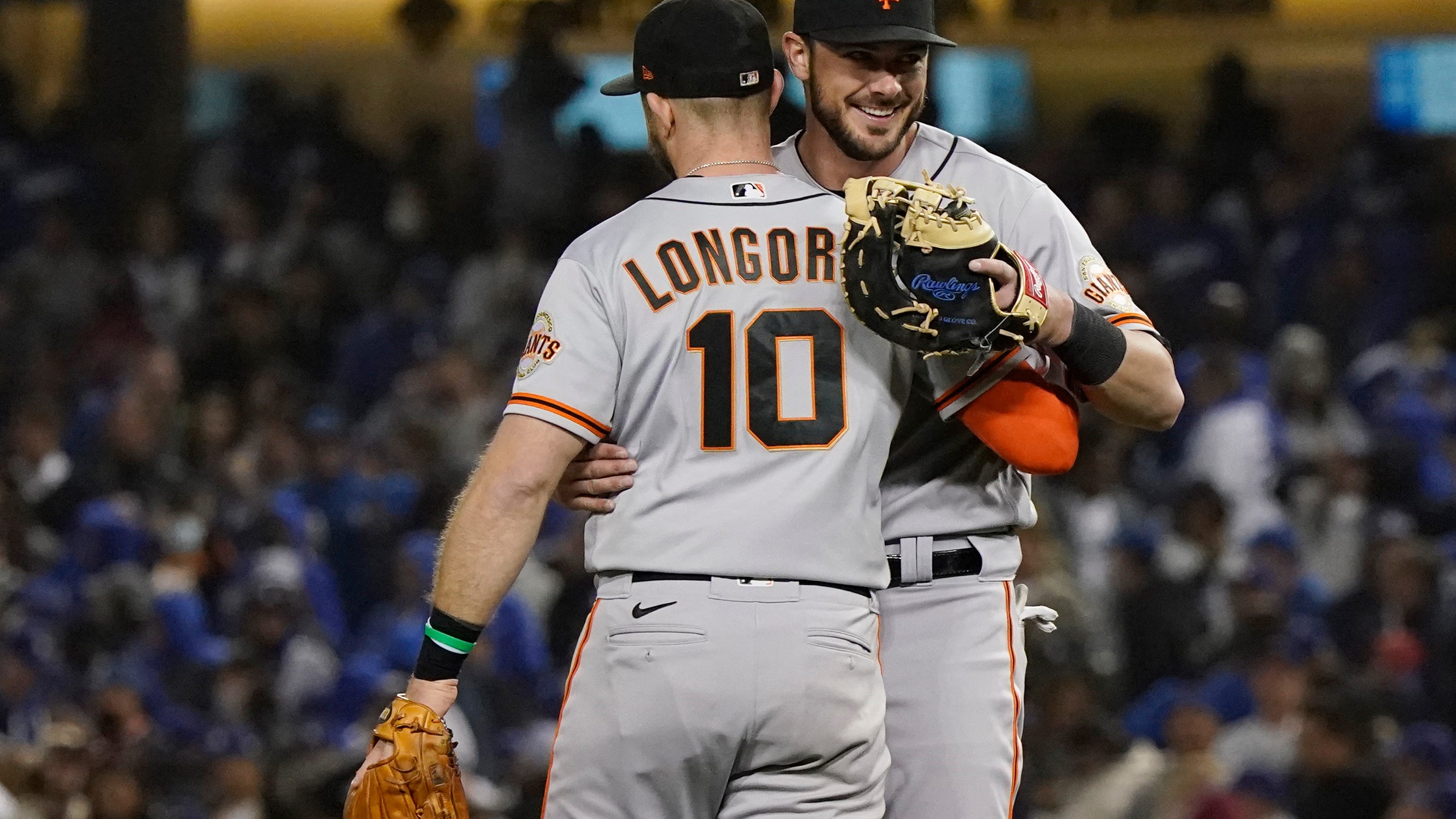 Blowin' in the wind: Giants edge Dodgers 1-0 on Longoria HR