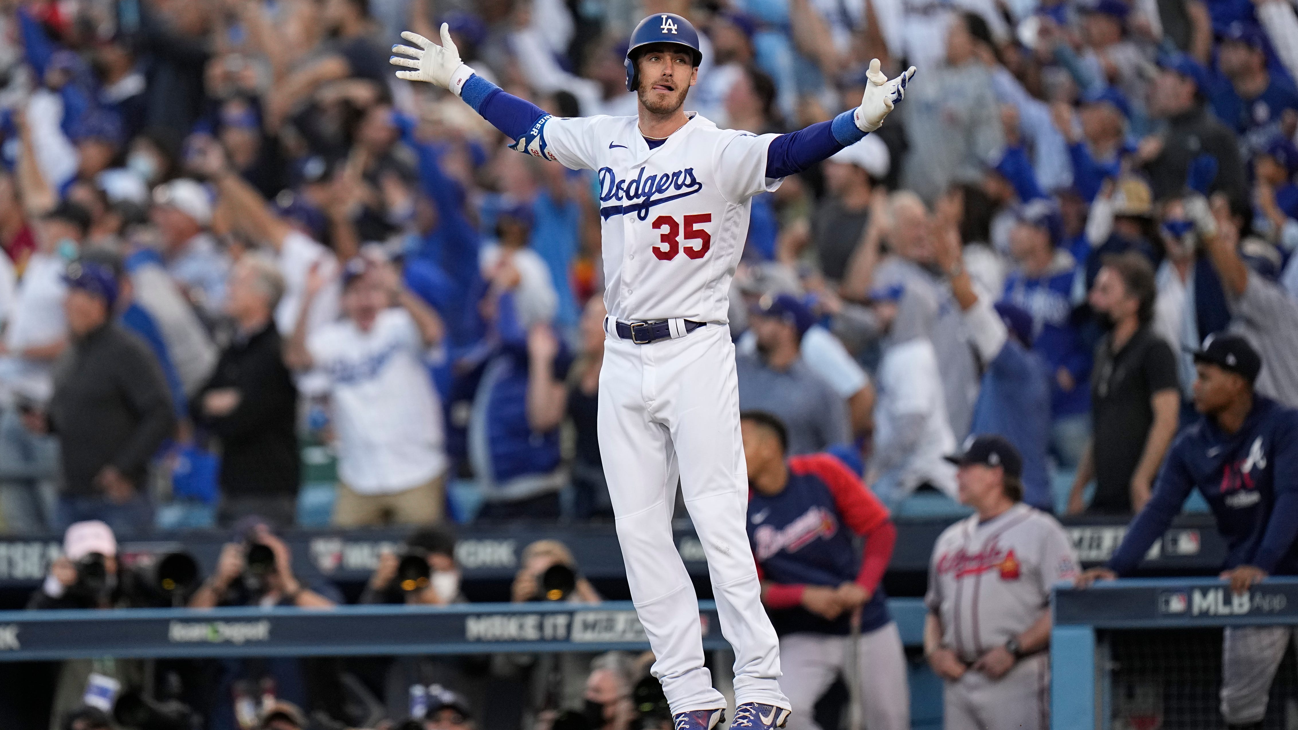 Bellinger, Betts rally Dodgers, cut Braves' NLCS lead to 2-1