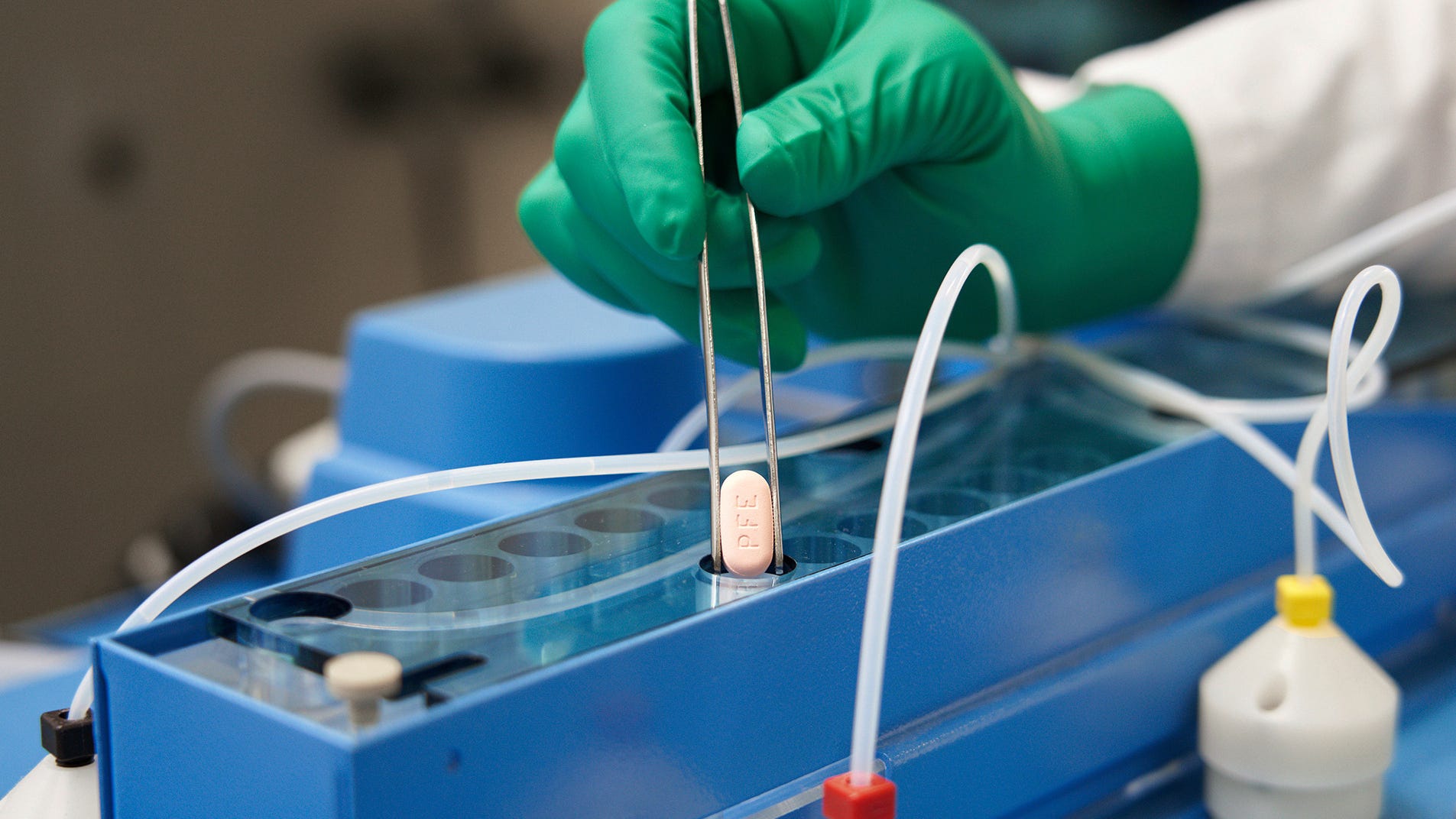 COVID-19 pill rollout stymied by shortages as omicron rages