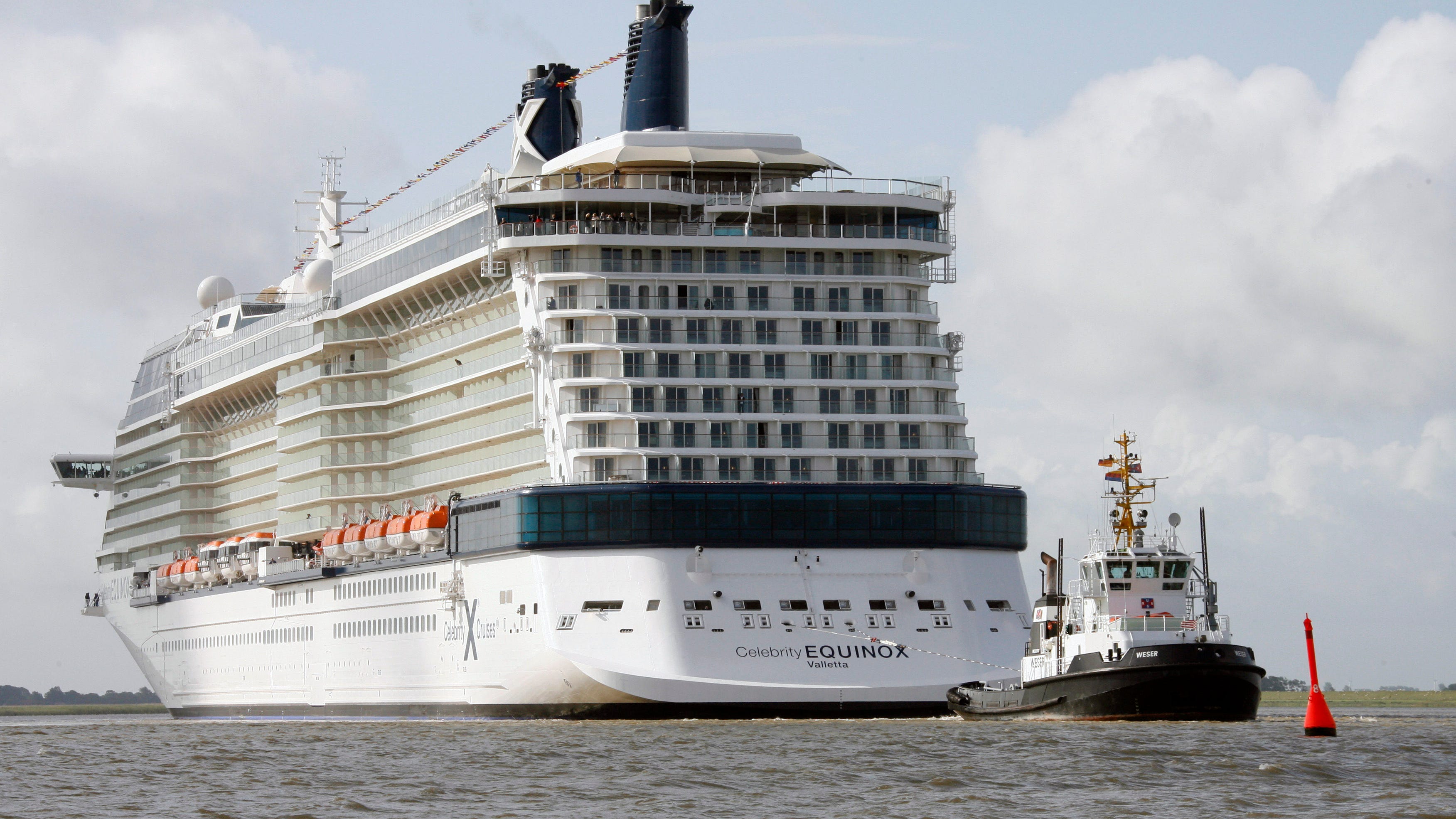 Cruise line let passenger's body decompose, lawsuit says