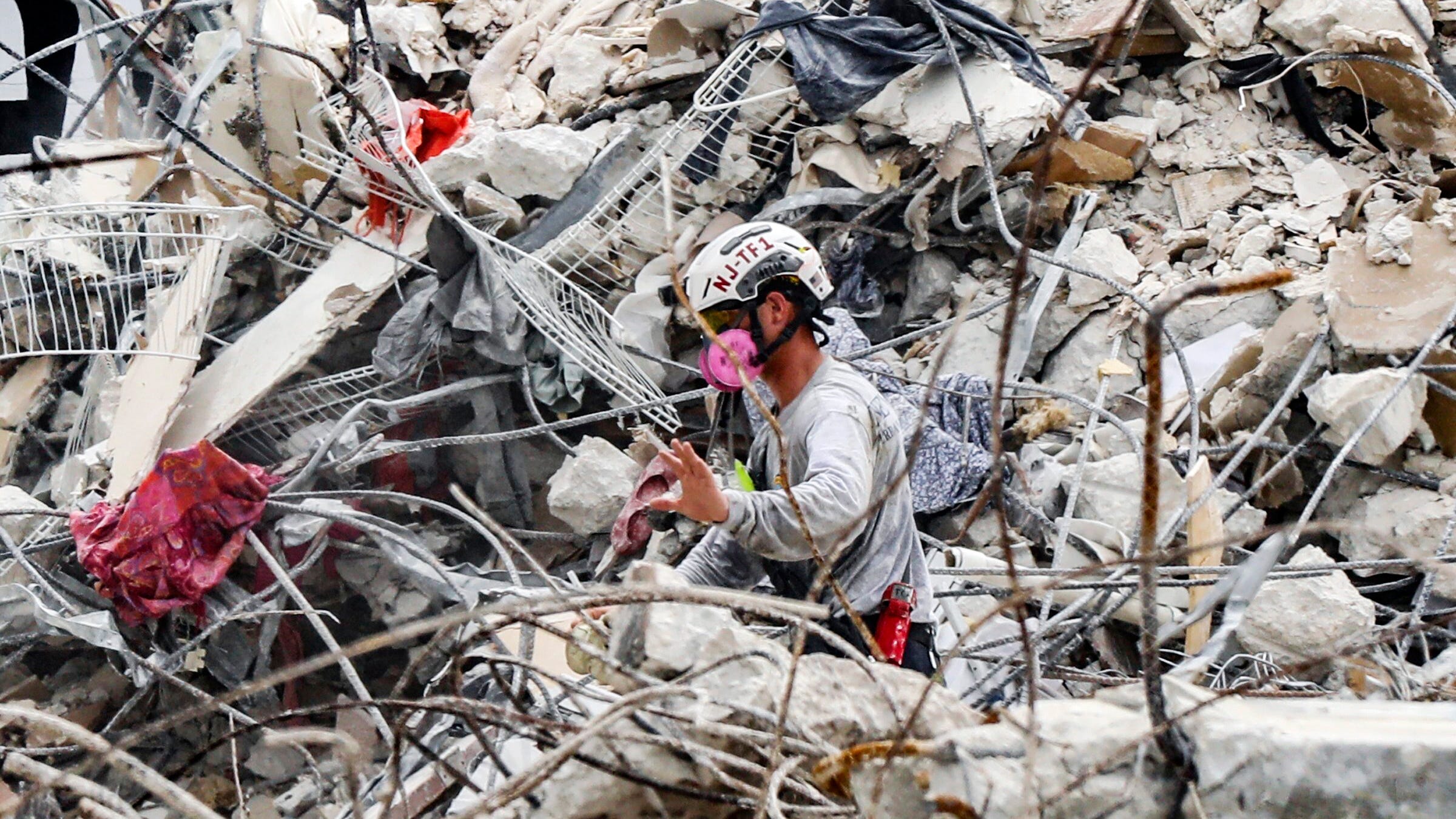  Crews give up hope of finding survivors at collapse site