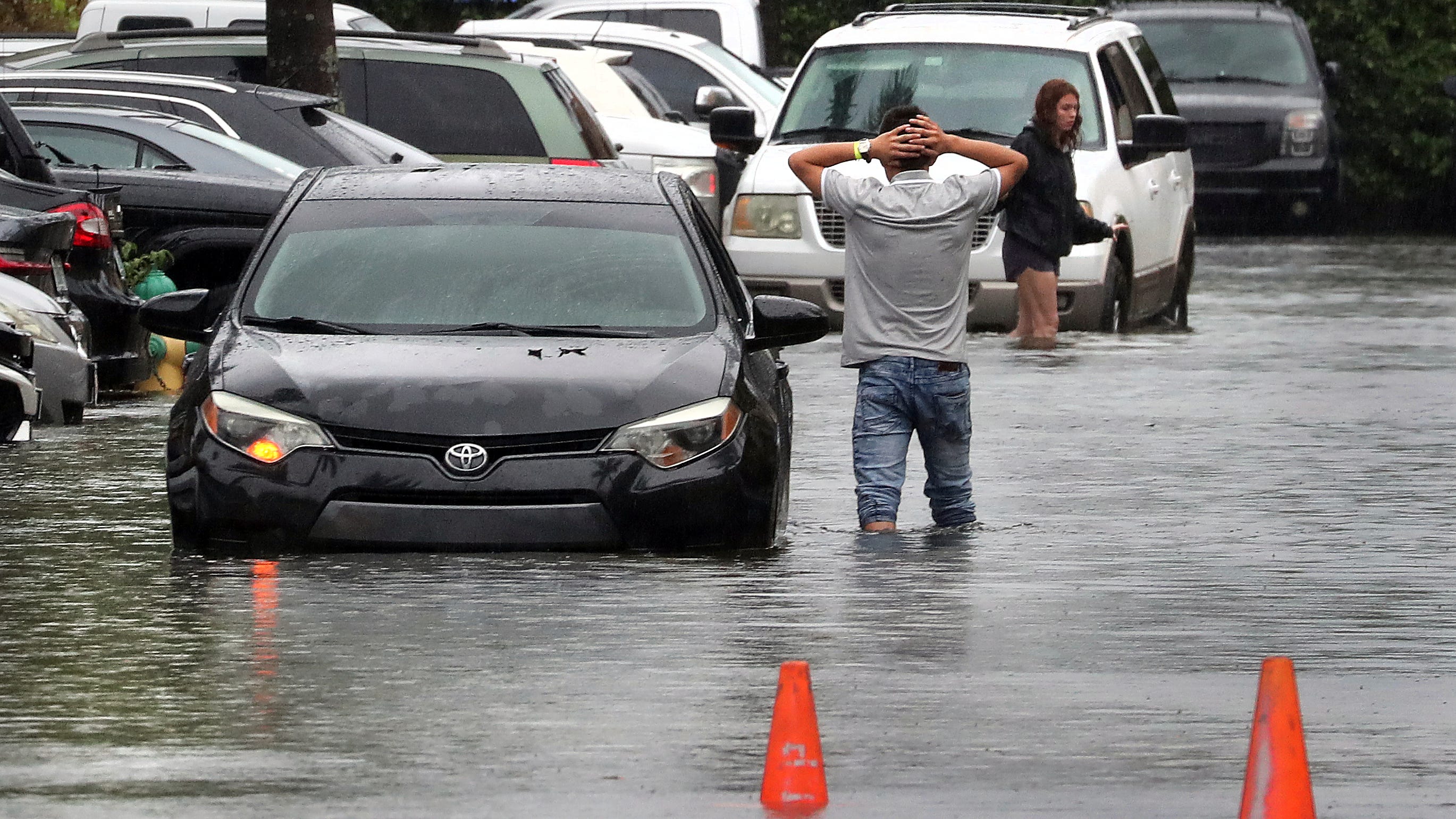 Heavy rain hits Florida, flooding strands Miami vehicles