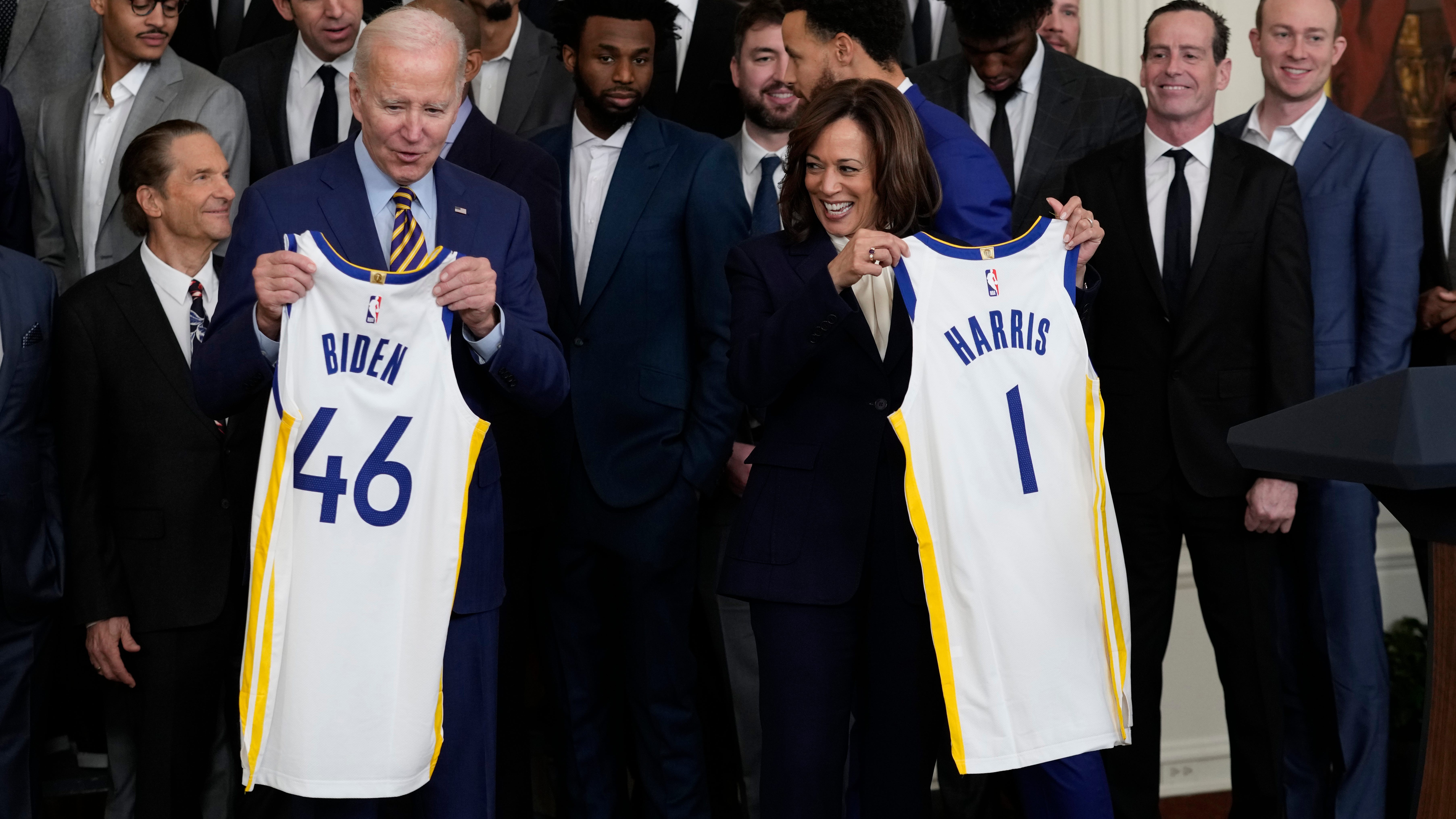 Biden welcomes the Warriors, pledges support for California