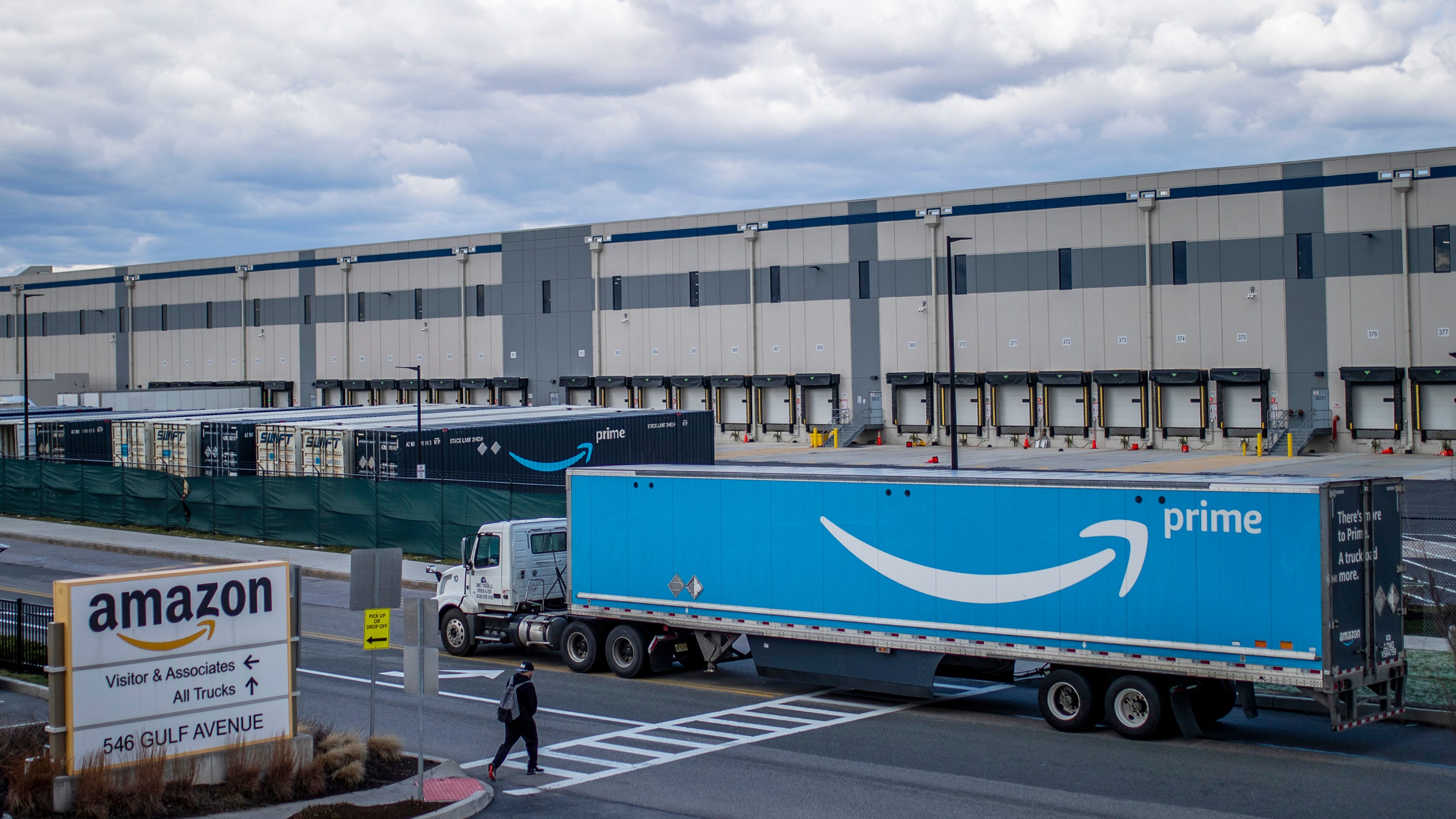 Amazon to sublease warehouses as online shopping slows