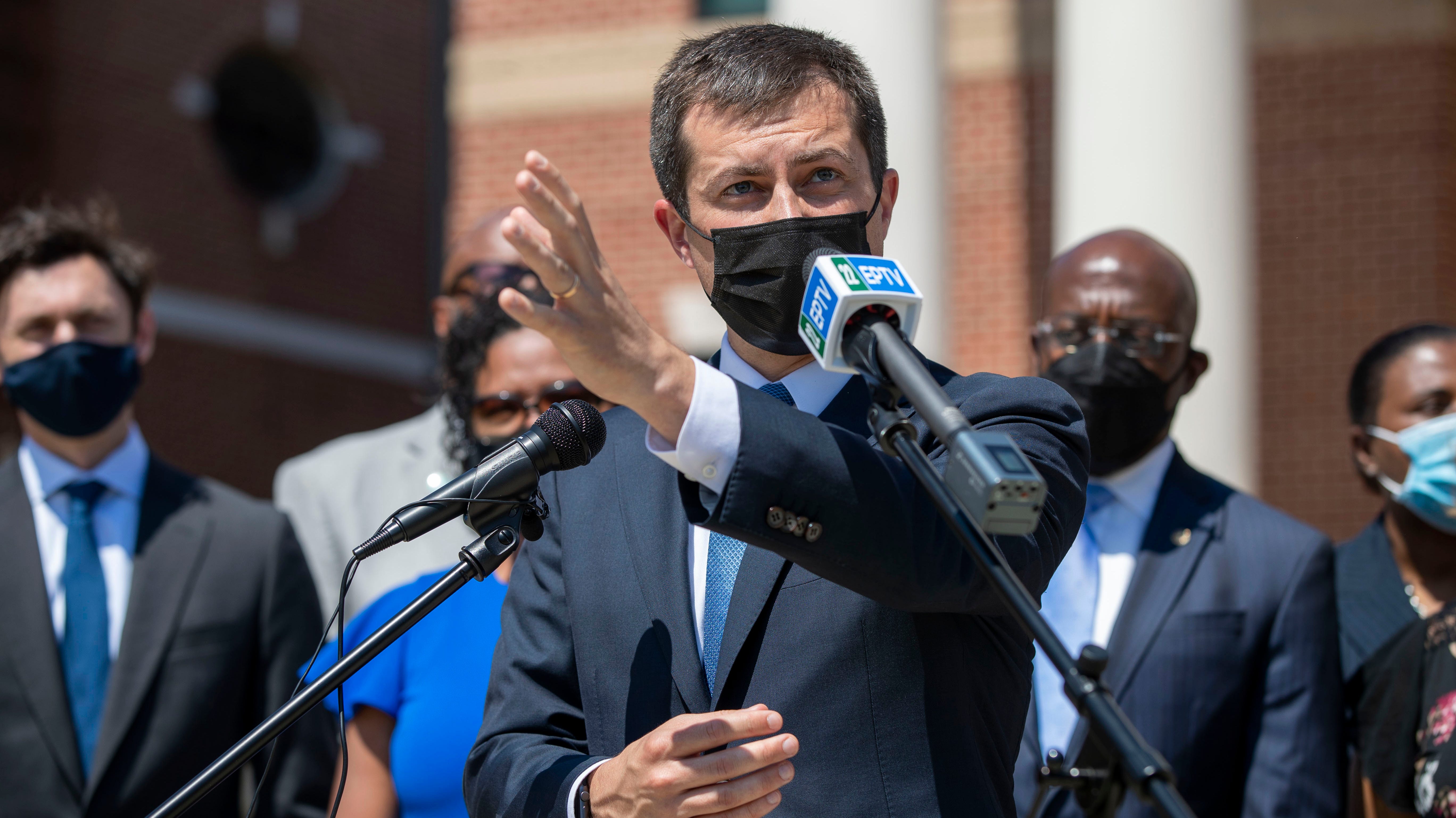 Buttigieg urges travelers to respect mask mandates on planes