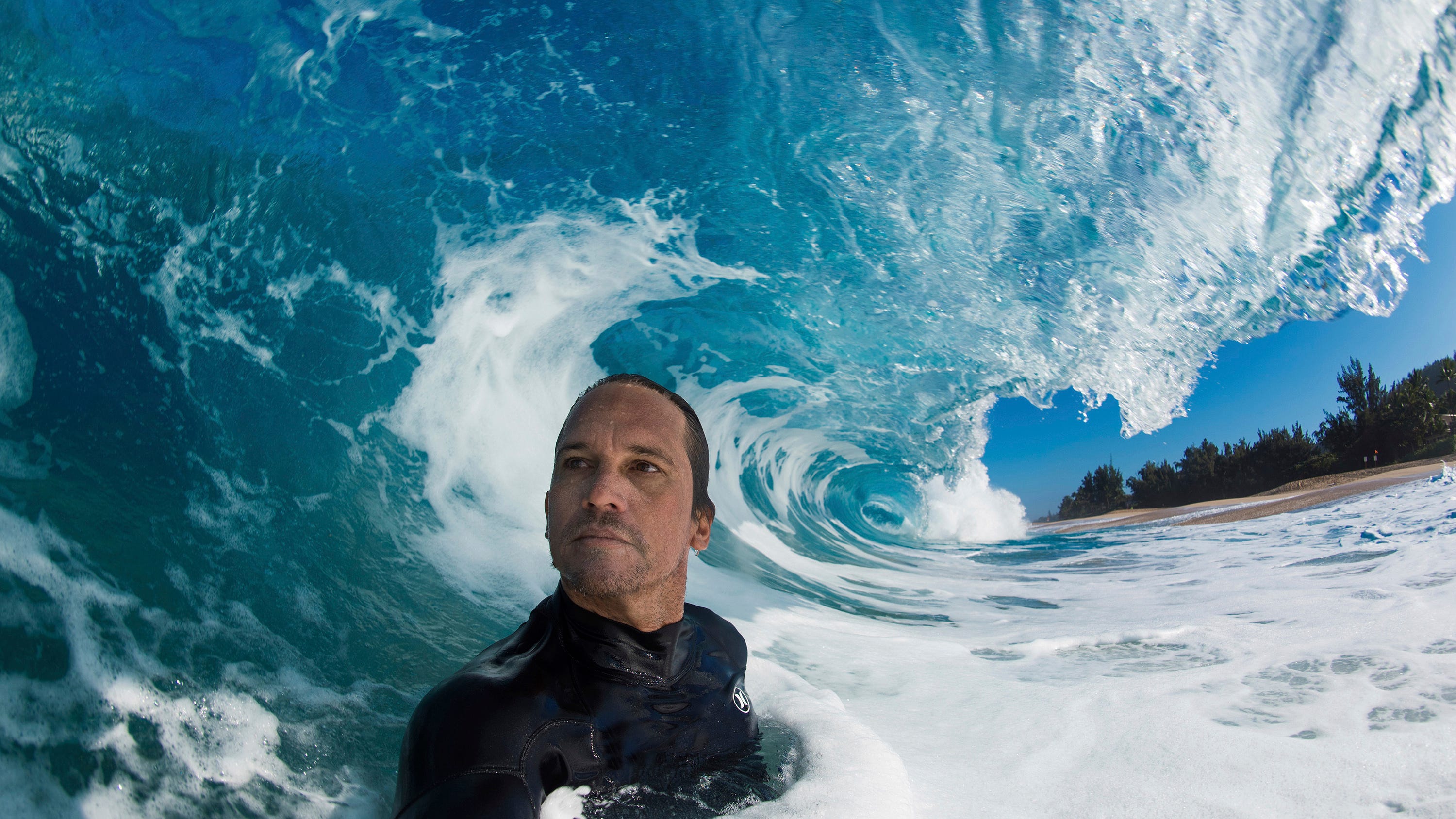 Hawaii photographer finds fine art in massive Pacific waves