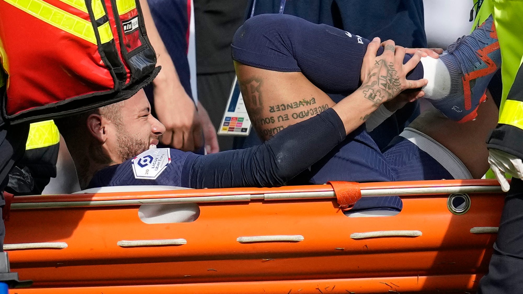 Neymar se operará el tobillo y dice adiós a la temporada