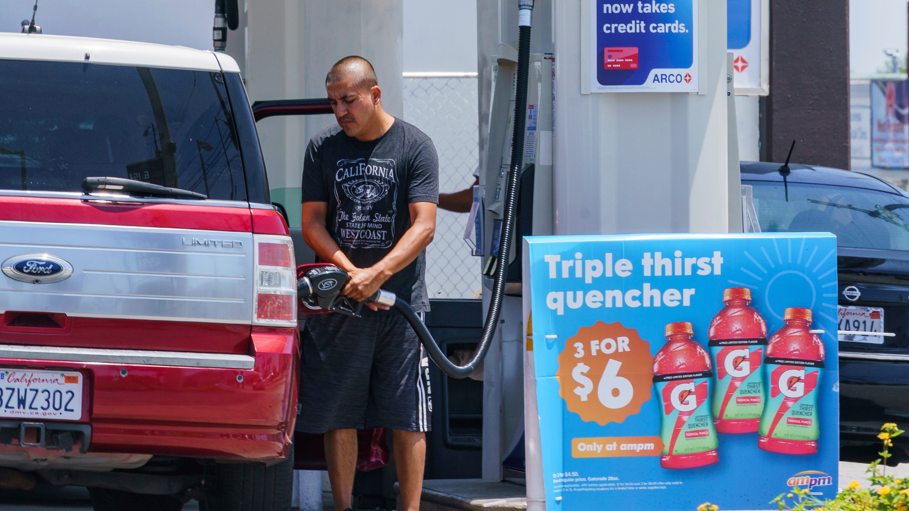 High gasoline prices crimping drivers' spending at the pump