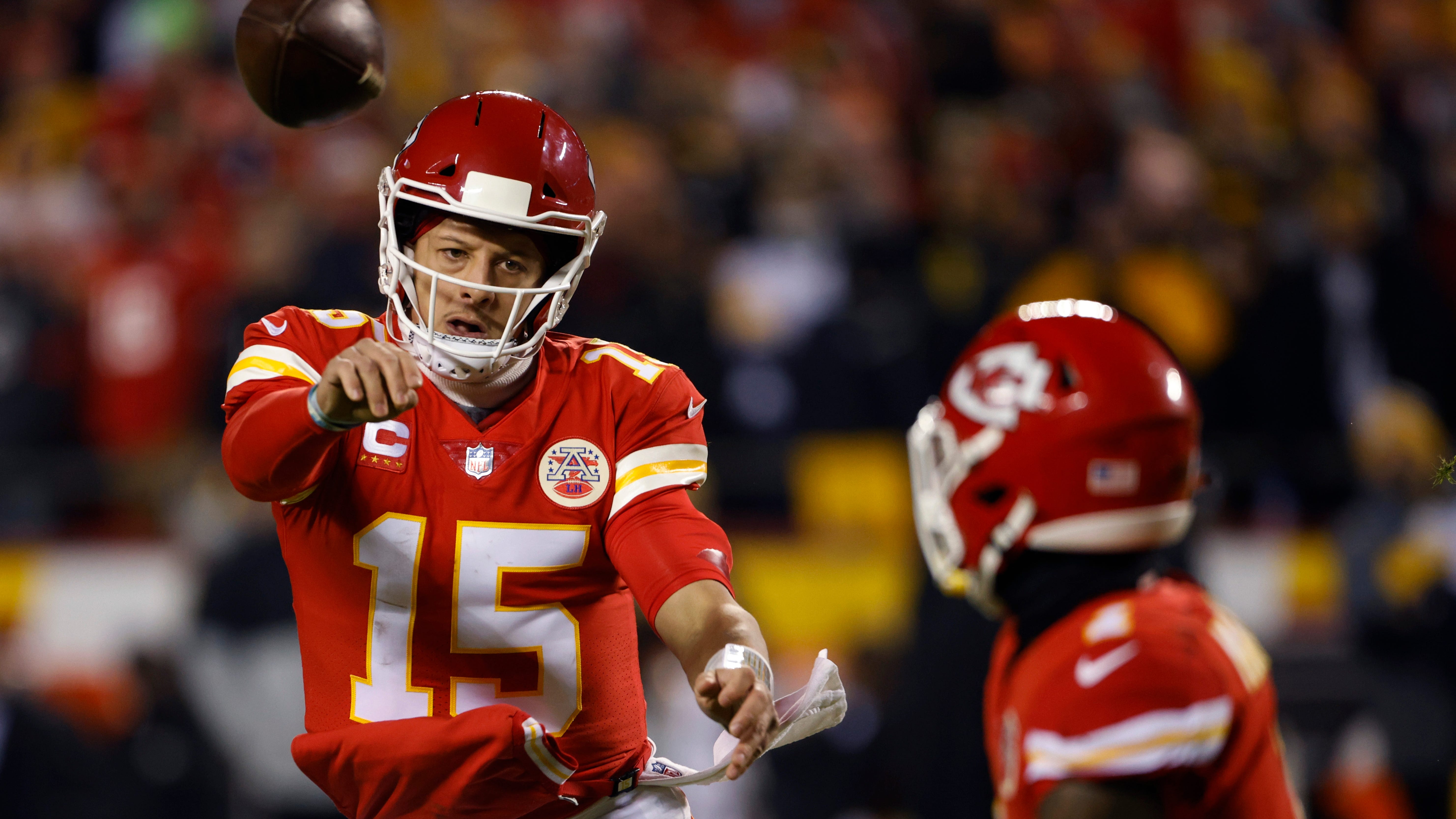 Mahomes leads Chiefs to 42-21 wild-card romp over Steelers