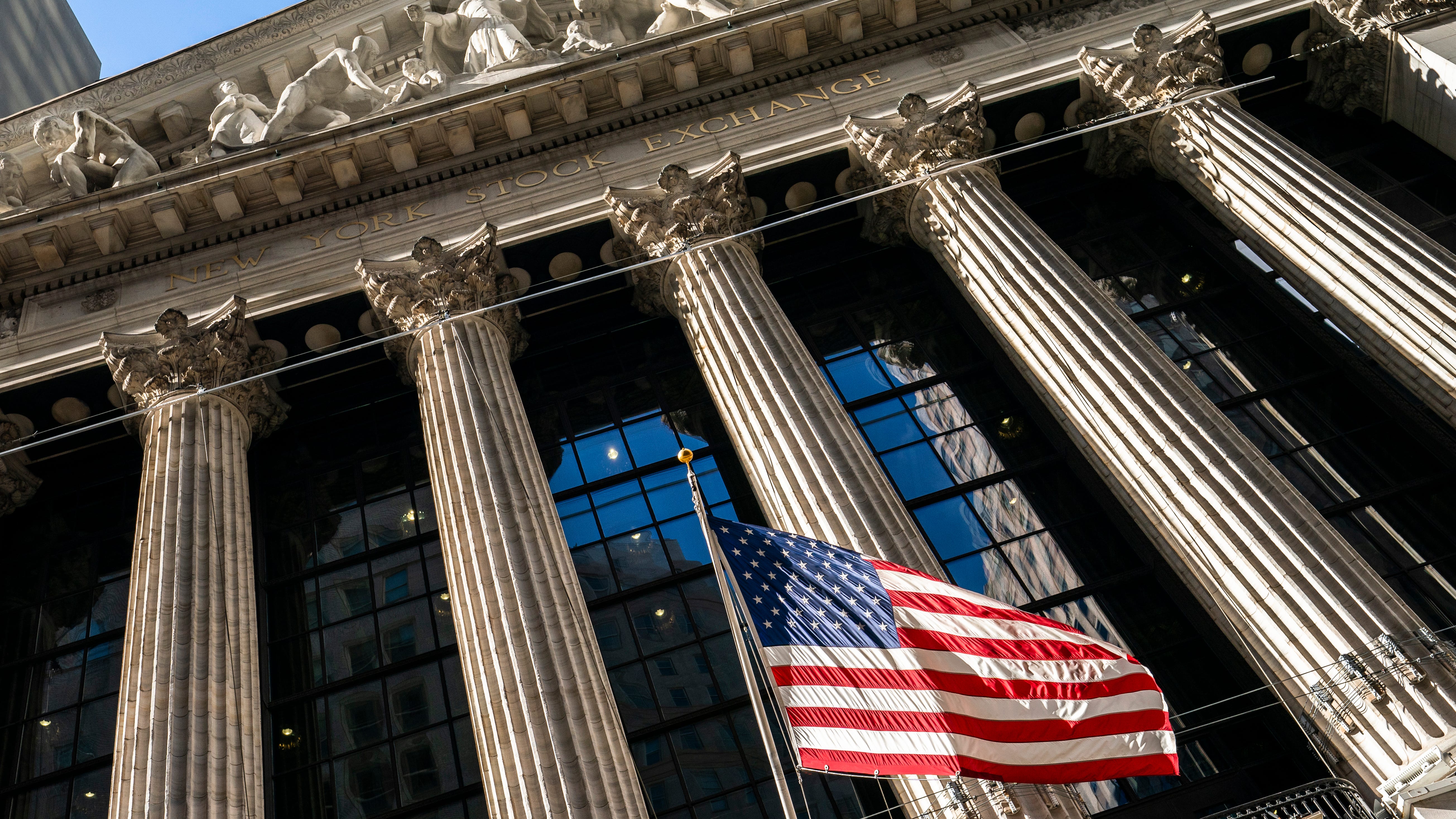 Stocks climb as Fed minutes show determination on rates
