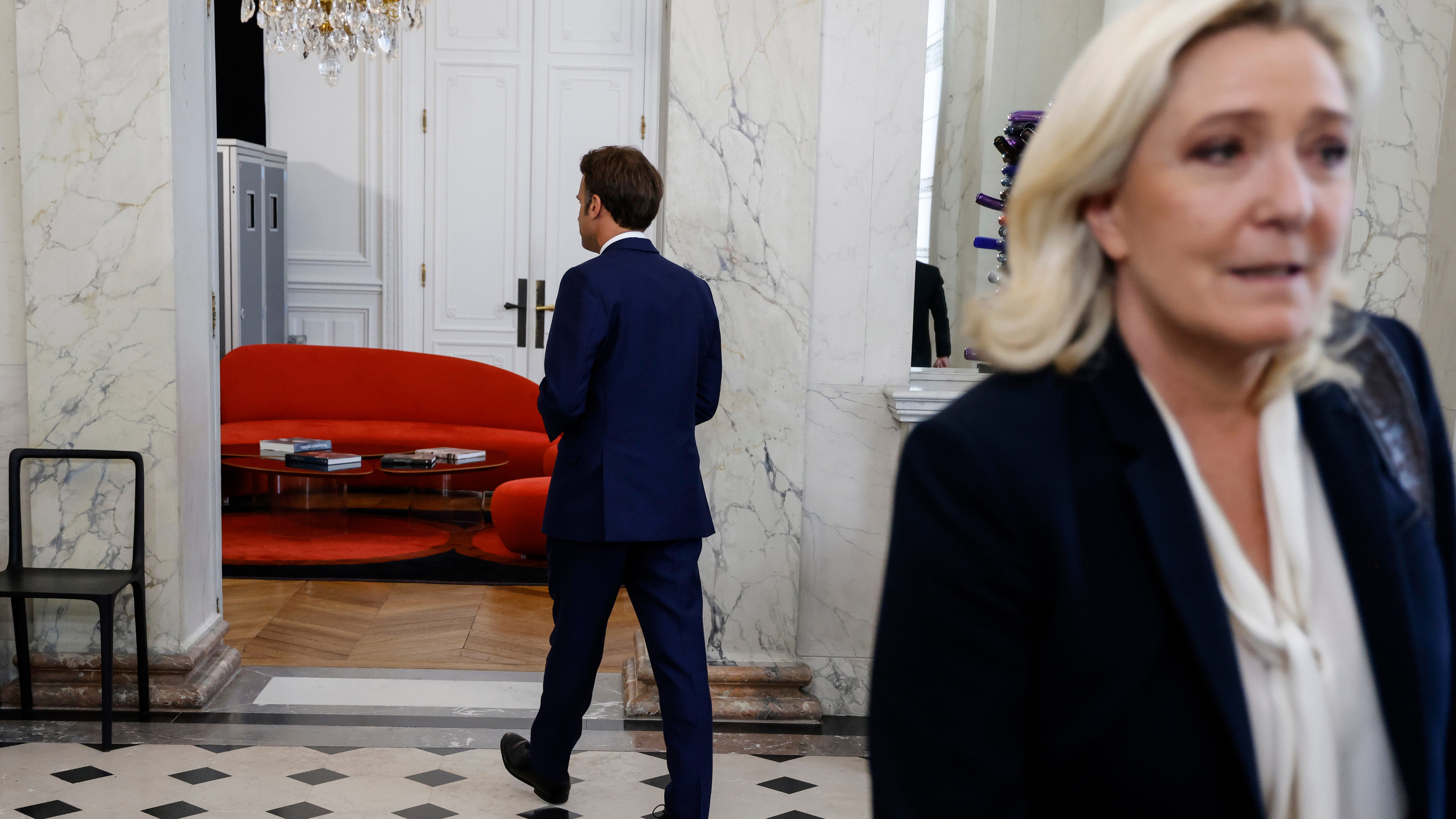 Macron holds postelection talks with French party leaders