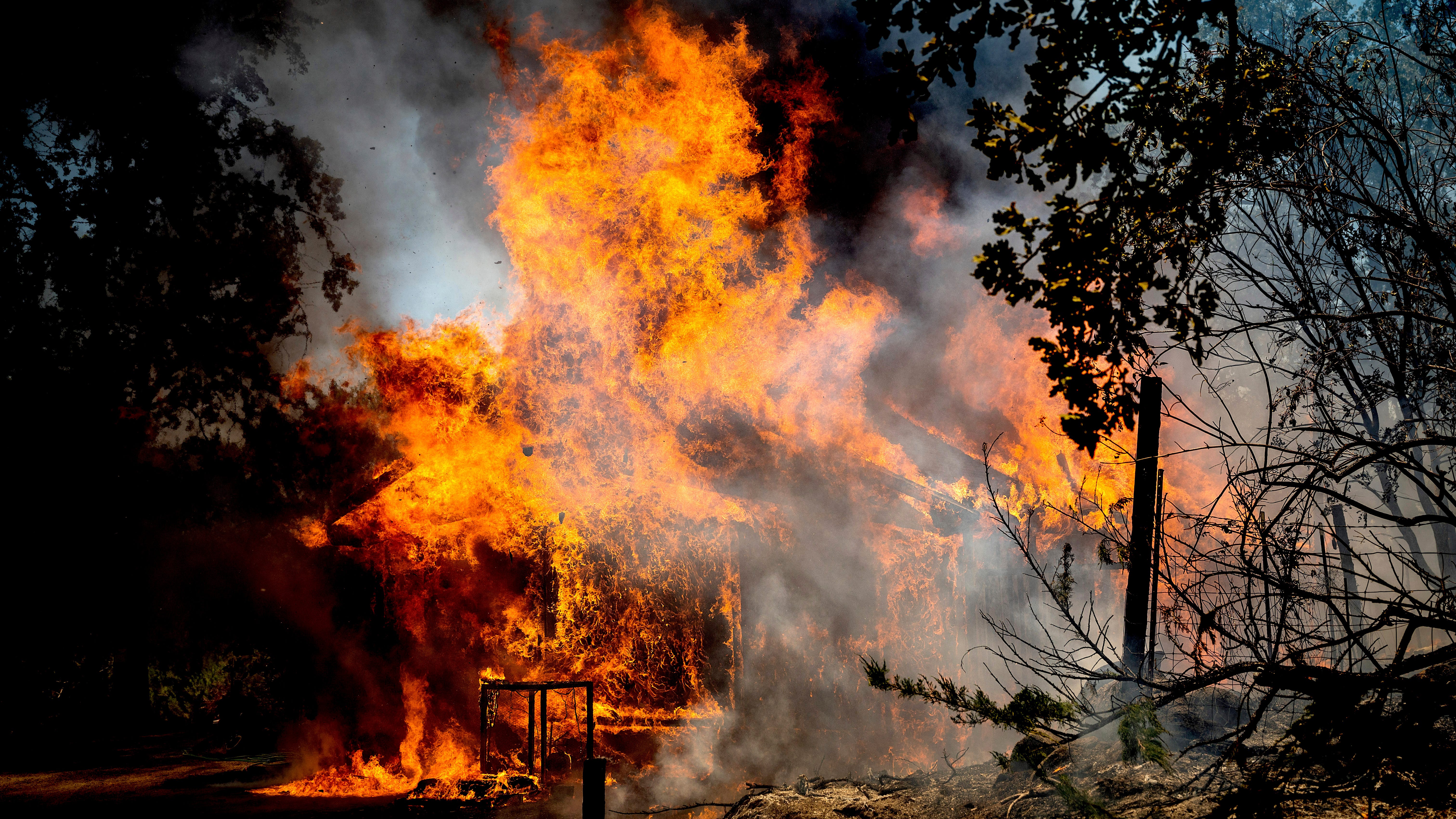 Governor declares emergency over wildfire near Yosemite