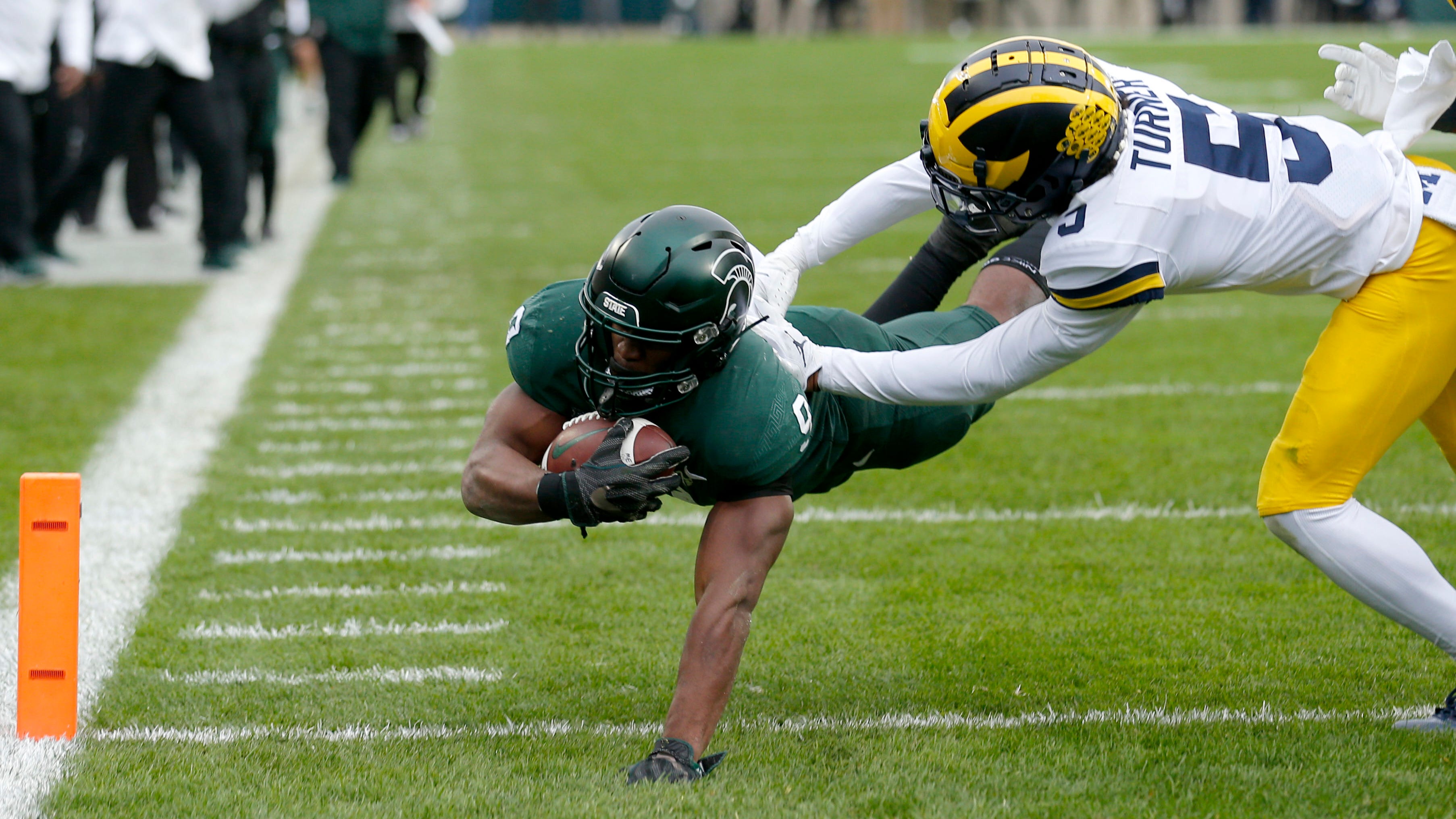 Walker-led No. 8 Michigan St tops No. 6 Michigan 37-33