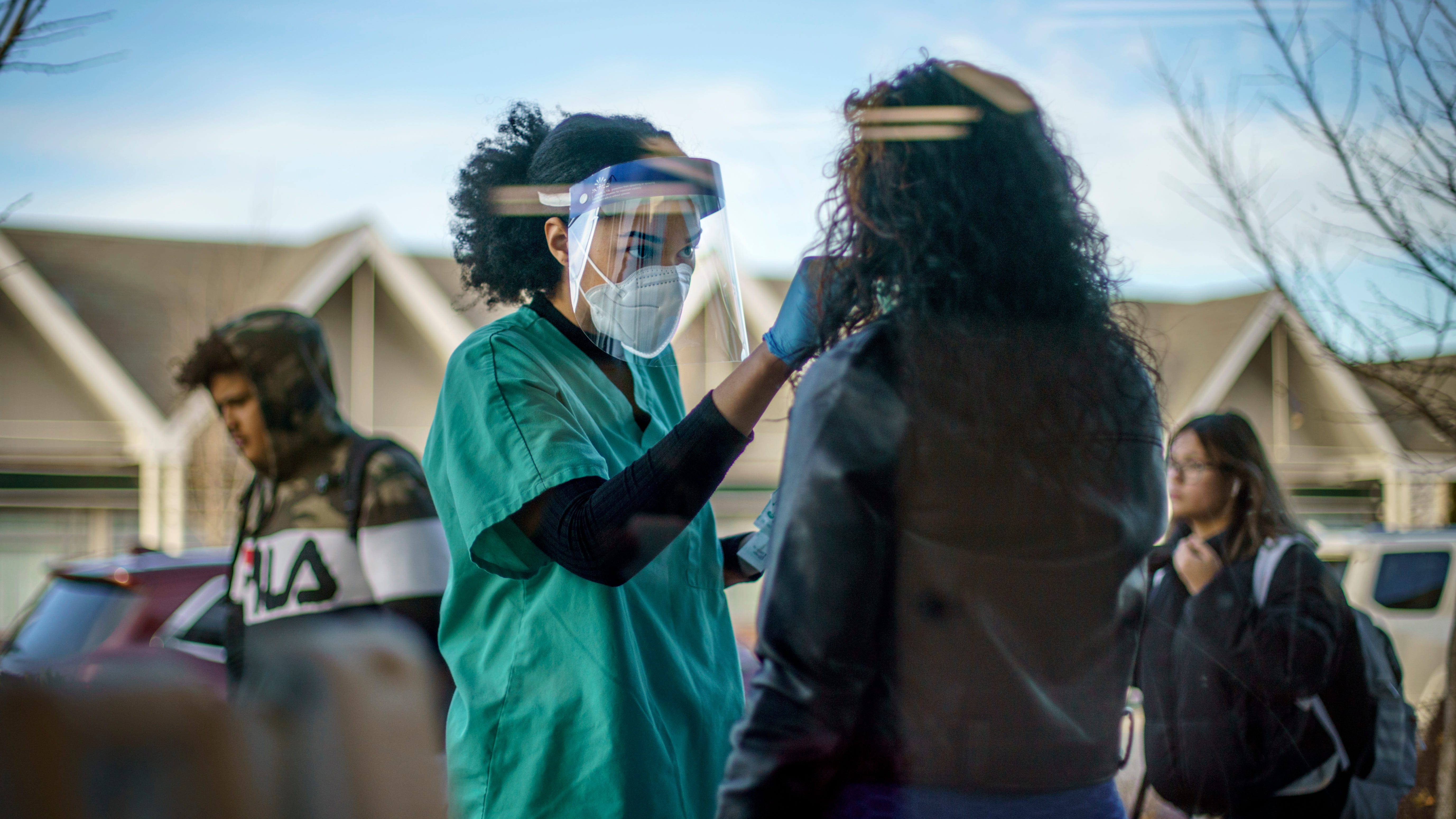 AP-NORC poll: Omicron raises COVID worry but not precautions
