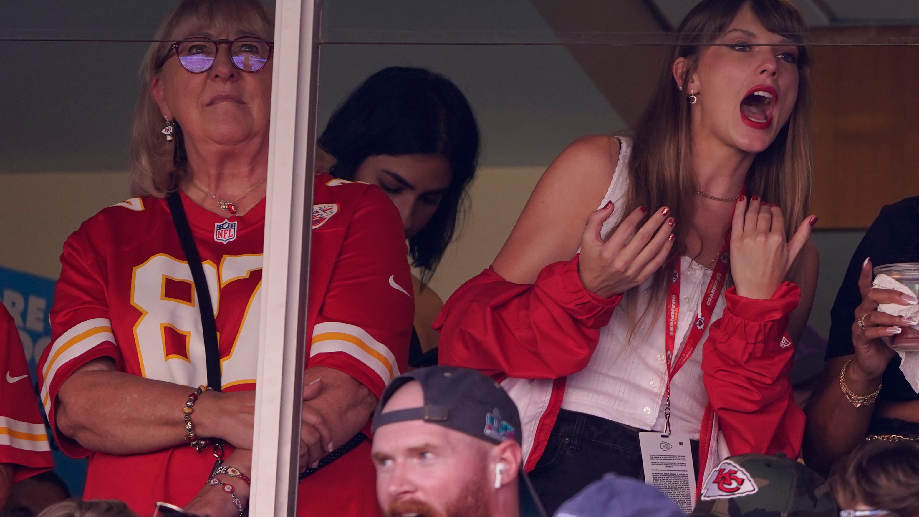 Taylor Swift shows up to Chiefs game, Travis Kelce puts on a show