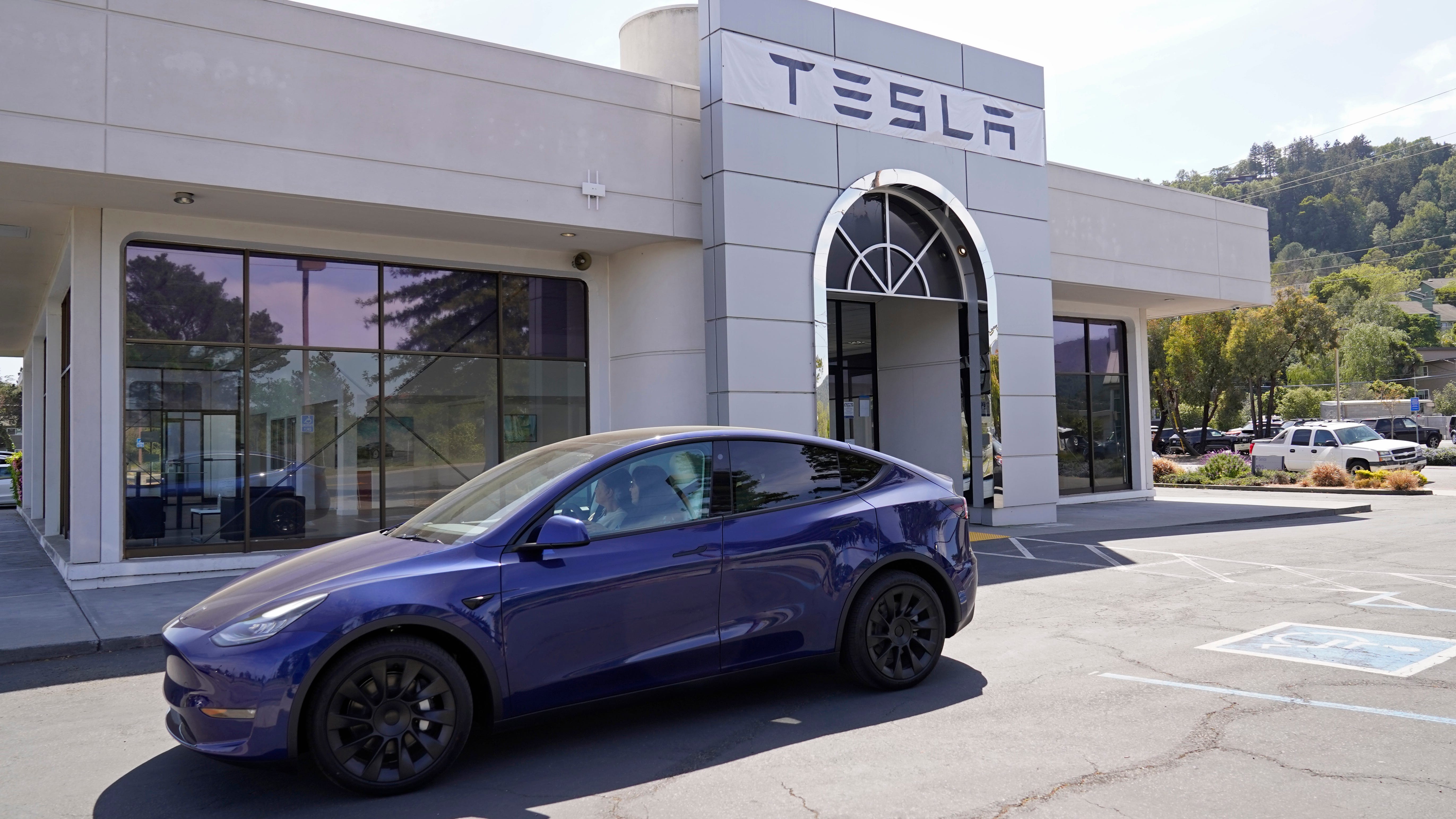 California places Tesla's 'Full Self-Driving' under review