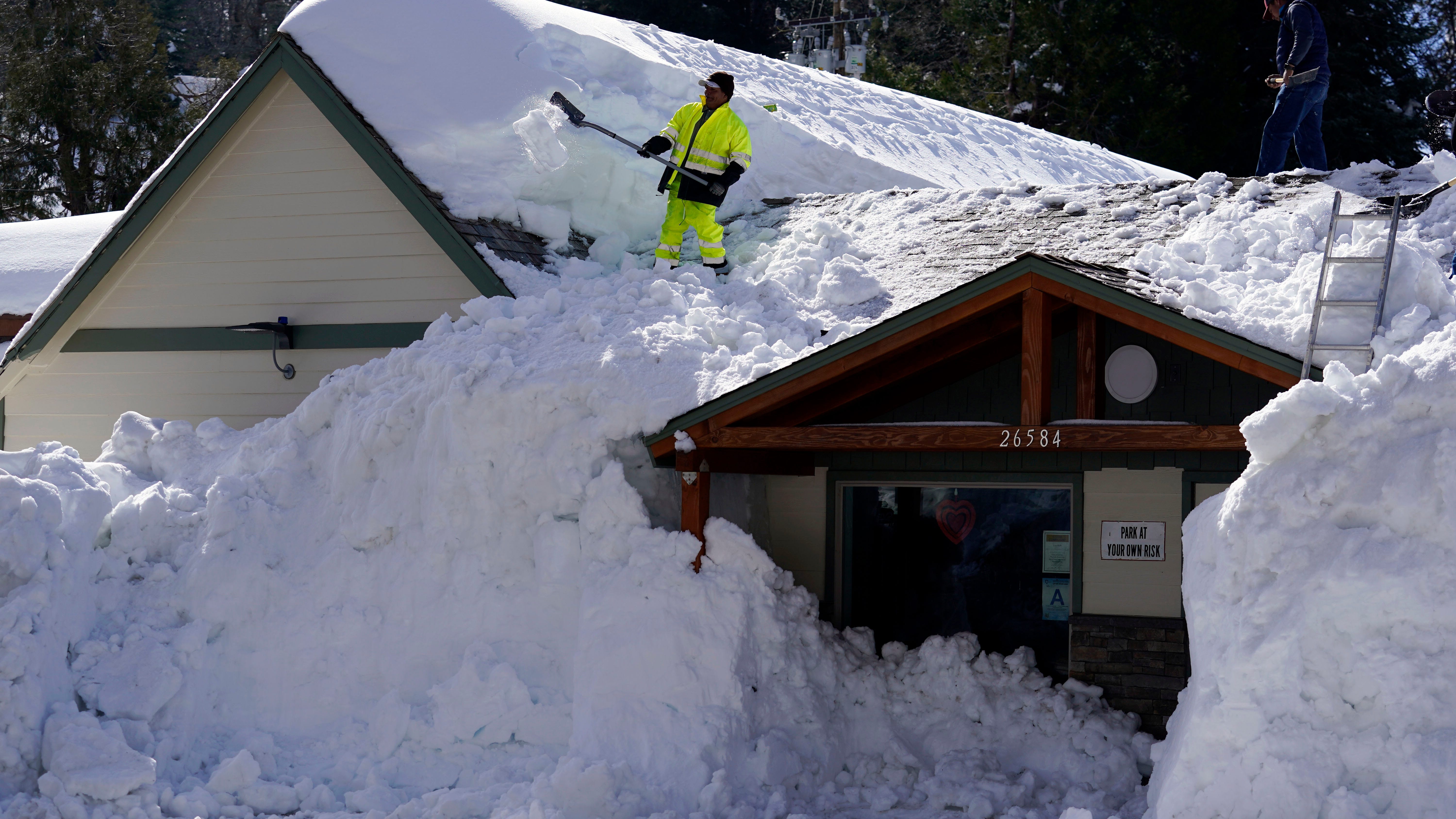 Volunteers in mountain towns dig out snow-stuck Californians